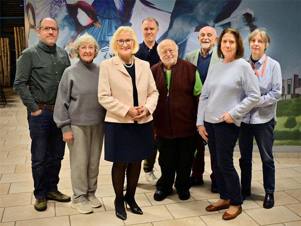 Der neue Vorstand des Presseclubs Niederrhein mit seinen Kassenprüfern (v.l.): Andreas Bischof, Renate Wickenhöfer, Sigrid Baum, Holger Elfes, Gerd Klinkhardt, Rainer Döller, Chrismie Fehrmann und Heike Gorres. Foto: Andrea Dorau