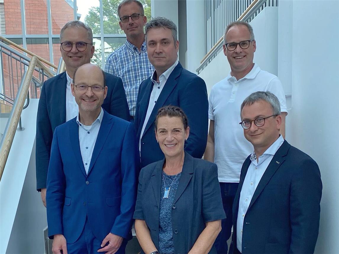 Der neue Vorstand des Vereins für Museumsförderung Kevelaer. Untere Reihe, v.r.: Matthias Wirth (1. Vorsitzender), Gabriela Thönissen (Beisitzerin), Rafael Sürgers (Verwalter der Sammlung). Obere Reihe, v.r.: Thorsten Rogmann (2. Vorsitzender), Mario Maaßen (Schriftführer), Markus Rogmann (Beisitzer) und Ansgar Boßmann (Schatzmeister). Foto: privat