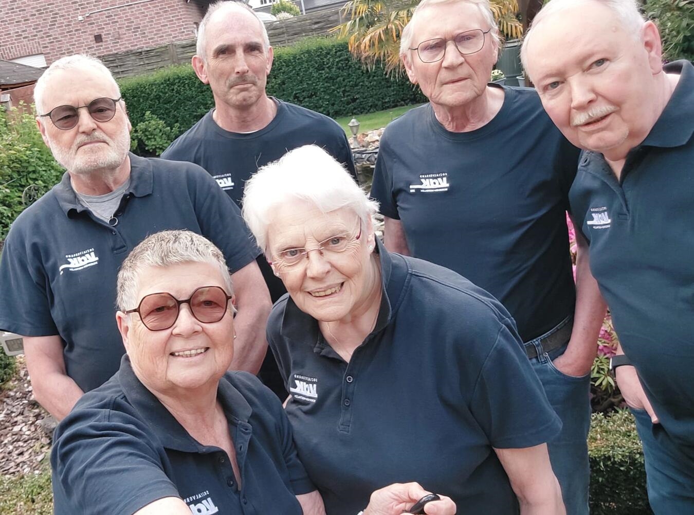 Der neue Vorstand (v.l.): 2. Vorsitzender Herbert Kouker, Beisitzer Jürgen Renner, Schriftführer Gerhard Janßen , Kassierer Norberto Stahlberg, (unten v.l.) Vertreterin der Frauen, Felicitas Rose und die 1. Vorsitzende Ramona Drenk. Foto: Gerhard Janßen 