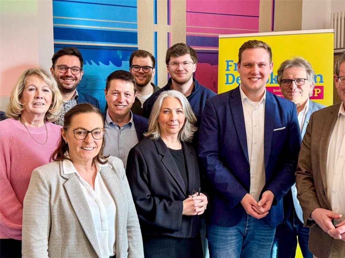 Der neue Vorstand (v.l.): Celestino Sternberg (Schatzmeister), Brigitte Viefers (Beisitzerin), Adrian Assenmacher (stellvertretender Vorsitzender), Heike Edler (stellvertretende Vorsitzende) Stephan Haupt (Vorsitzender der Kreistagsfraktion), Luca Kersjes (Beisitzer), Rita Baxmann (Schriftführerin), Joshua Klösters (Beisitzer), Roman Straub (Vorsitzender), Bernd-Michael Dressler (Beisitzer) sowie Dietmar Brockes MdL (Bezirksvorsitzender) als Gast. Foto: privat