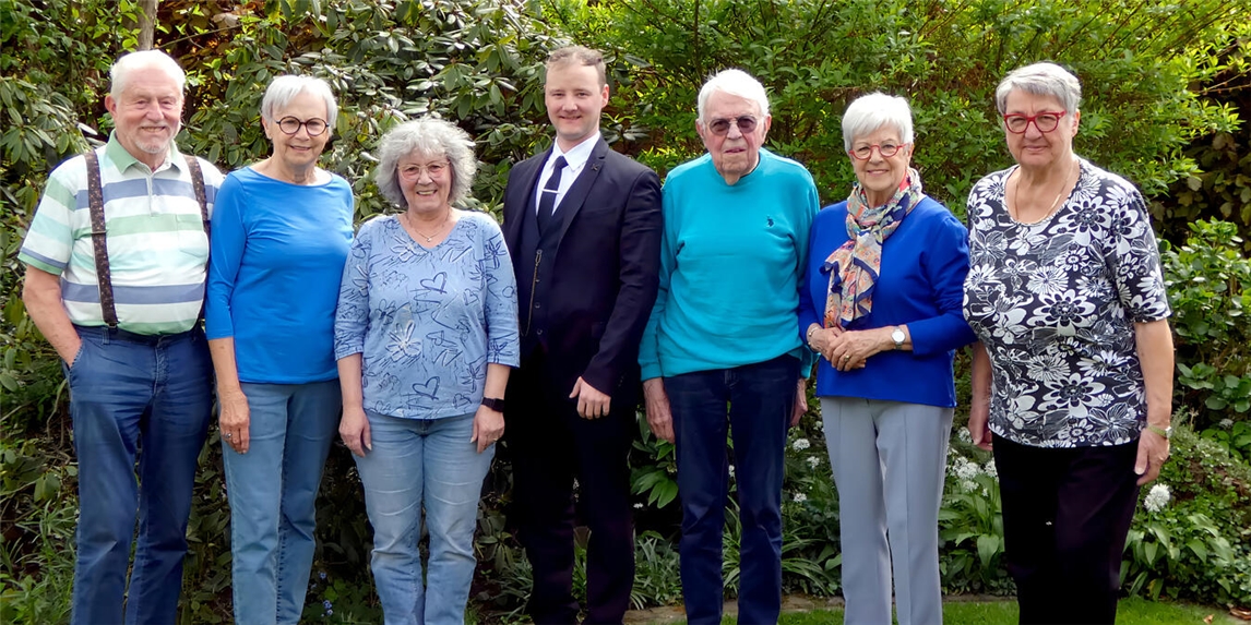 "Neuer Vorstand: Roland, Birgit Fußhöller, Andrea, Patrick Eisenhauer, Johannes, Rosi Drießen, Angelika Schneickert, Gruppenfoto"
