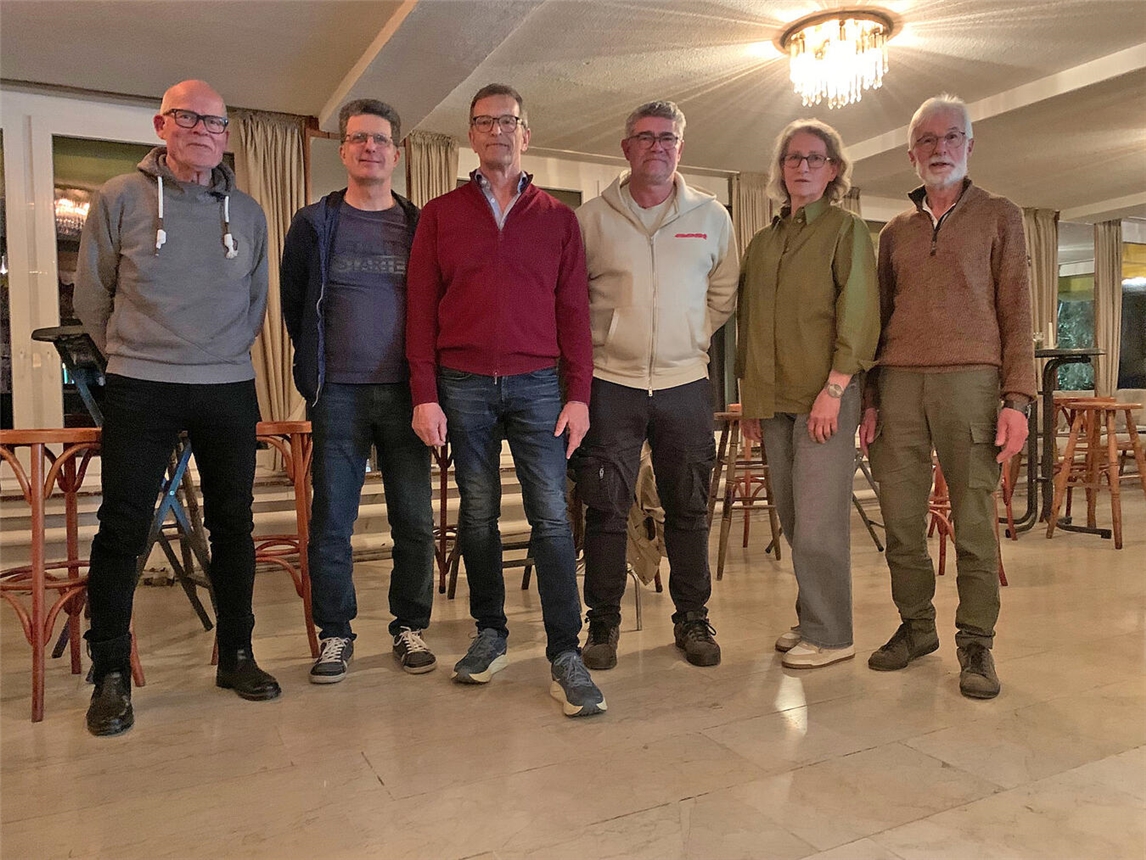 Der neue Vorstand von Rot-Weiss Kleve (v.l.): Erich Kerps (Liegenschaftswart), Frank Wütscher (Sportwart), Rolf Singendonk (1. Vorsitzender), Marco Schacht (2. Vorsitzender), Hiltrud Brock (Schriftführerin), Dieter van Appeldorn (Kassierer). Es fehlt Marieke Oversteegen (Jugendwartin). Foto: Rot-Weiss 1912