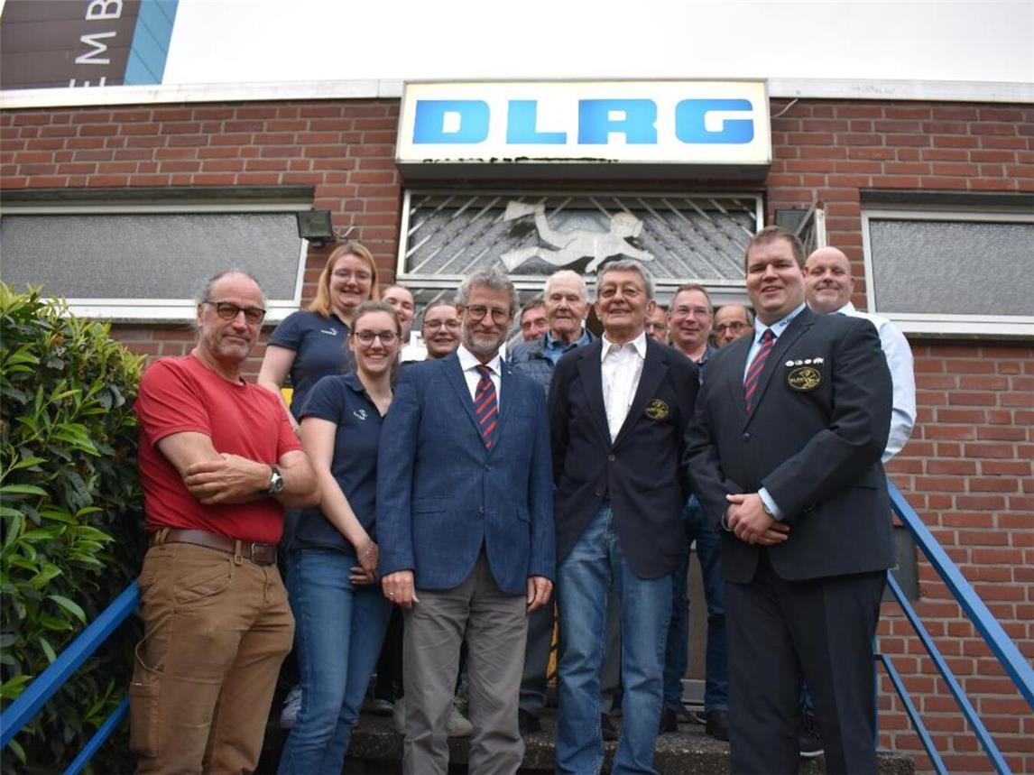 Der neue Vorstand vor dem DLRG-Jugendheim in Emmerich. Foto: privat