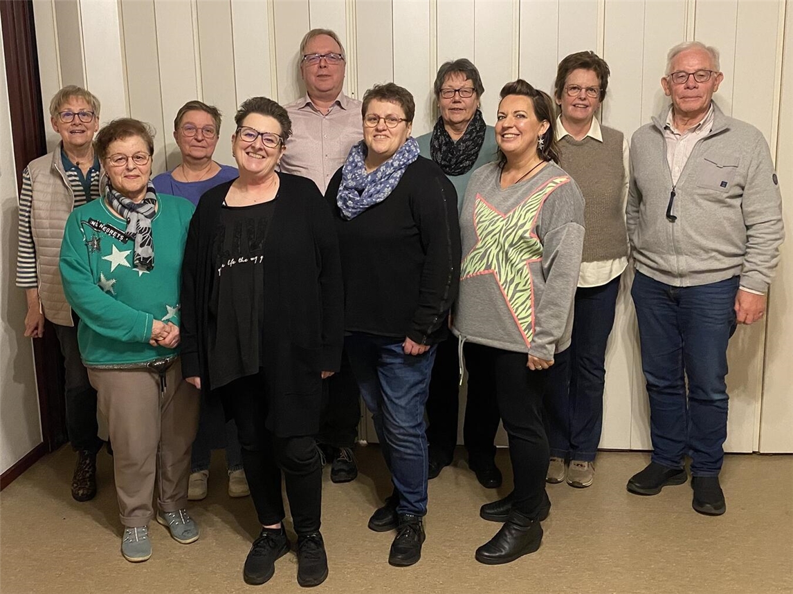 Der neue Vorstand (vordere Reihe v. l.): Ingrid Timmer (2. Notenwartin), Claudia Hirop (Kassiererin), Dorothee Hermsen (Beisitzerin) und Nina Kielau (Beisitzerin); hintere Reihe (v. l.): Martha Dycker (1. Vorsitzende), Martina Binnenböse (1. Notenwartin), Rudi Dreßel (1. Schriftführer), Hanne-Lore Denneßen (2. Vorsitzende), Ulla Janssen (2. Schriftführerin und Pressewartin), und Hans-Hermann Koppers (Chorleiter). Foto: privat