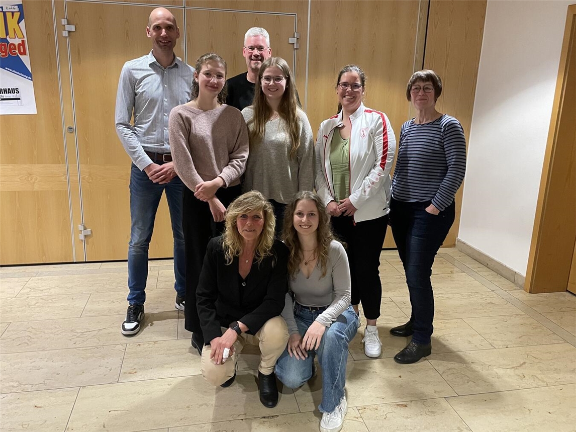 Der neue Vorstandsteam des Turnvereins Rees: Tim Terhorst, Carla Termath, Michael Isselburg, Lara Marie Nienhuysen, Christianne van Winkoop, Doris Ufermann (stehend v. l.), Heike Stader und Inga Dumke (vorne). Foto: privat