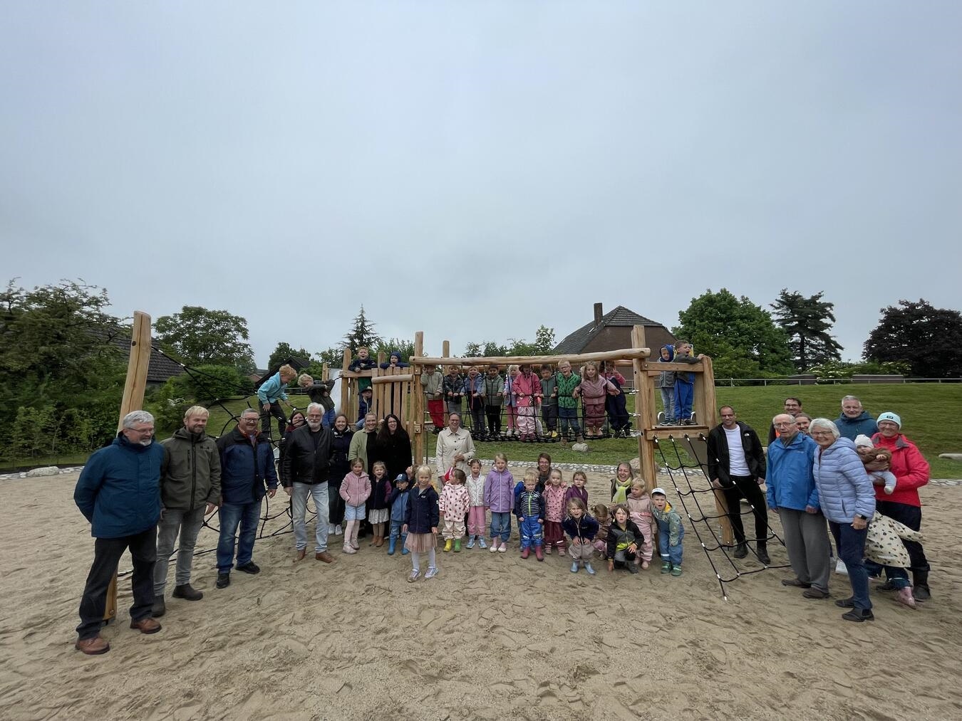"Neugestalteter Spielplatz am Nejwittweg in Wissel, Kalkar, zur offiziellen Eröffnung. Foto von Stadt Kalkar."