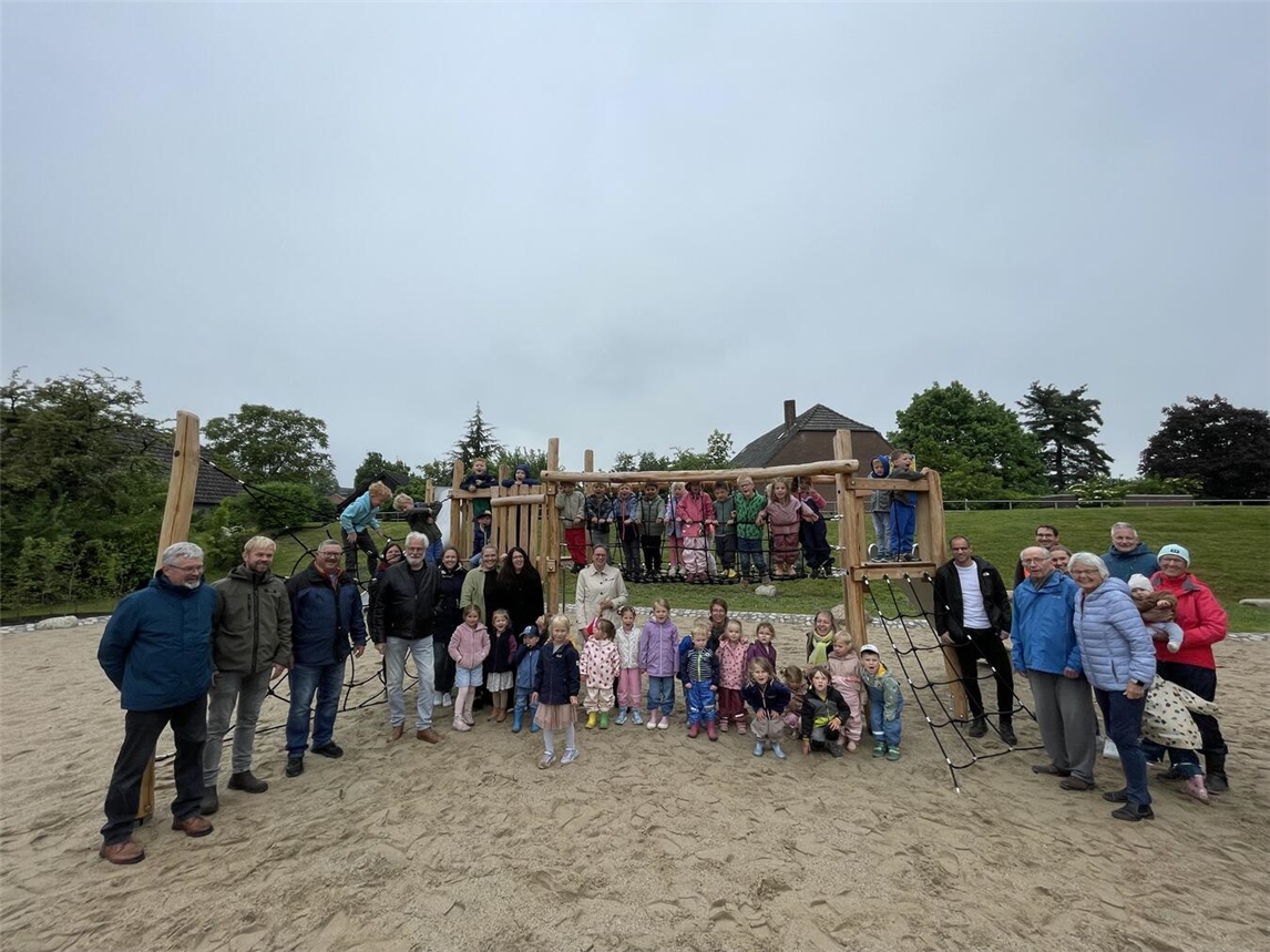 "Neugestalteter Spielplatz am Nejwittweg in Wissel, Kalkar, zur offiziellen Eröffnung. Foto von Stadt Kalkar."