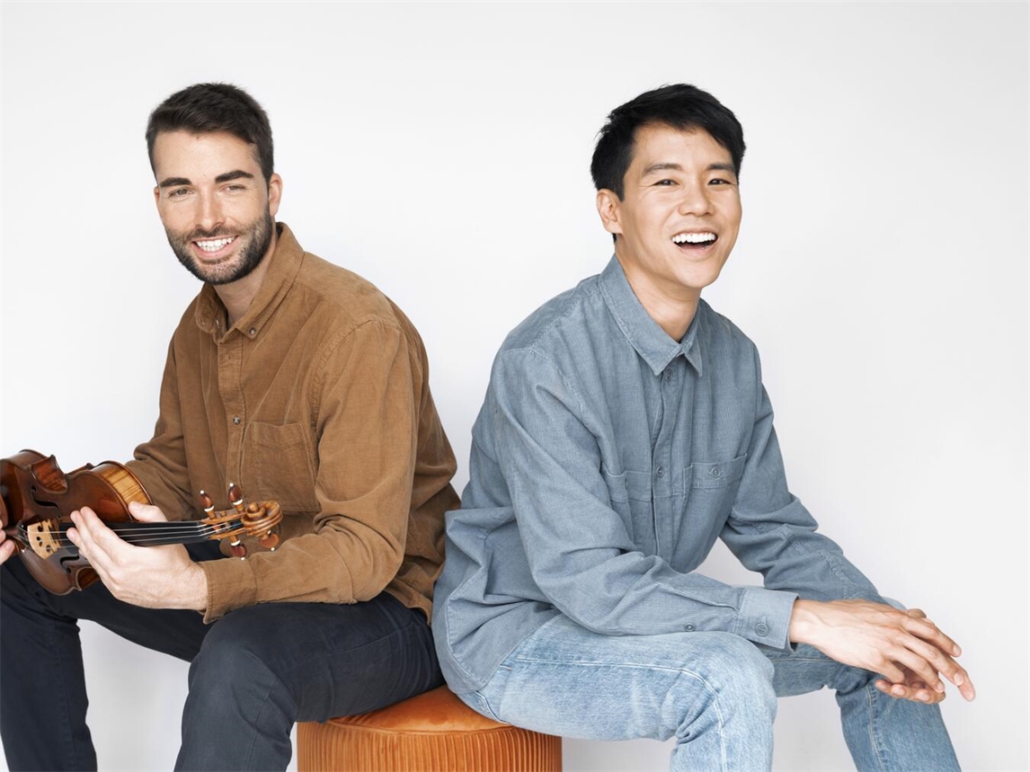 "Niederländischer Geiger Niek Baar mit Pianist Ben Kim bei Auftritt, Foto von Neda Navaee"