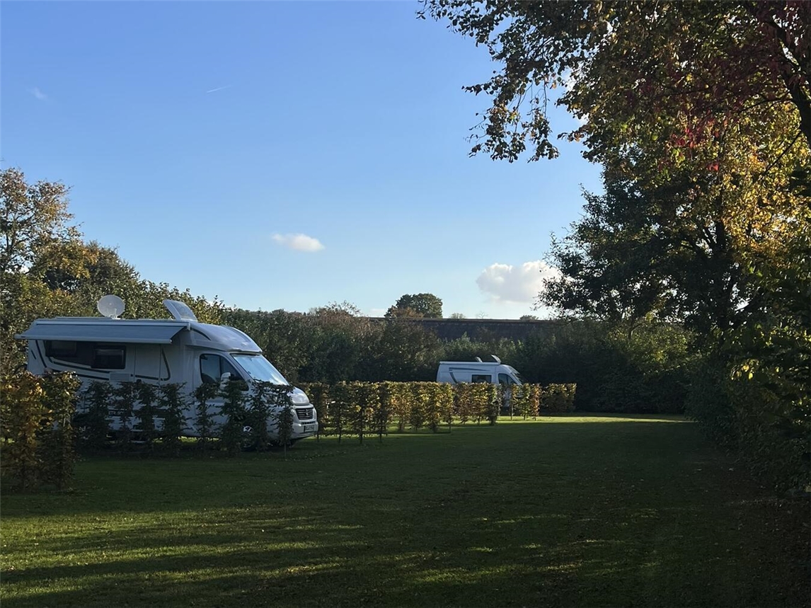 "Grüne Landschaft am Niederrhein mit Freizeitmöglichkeiten, Foto von Peters"