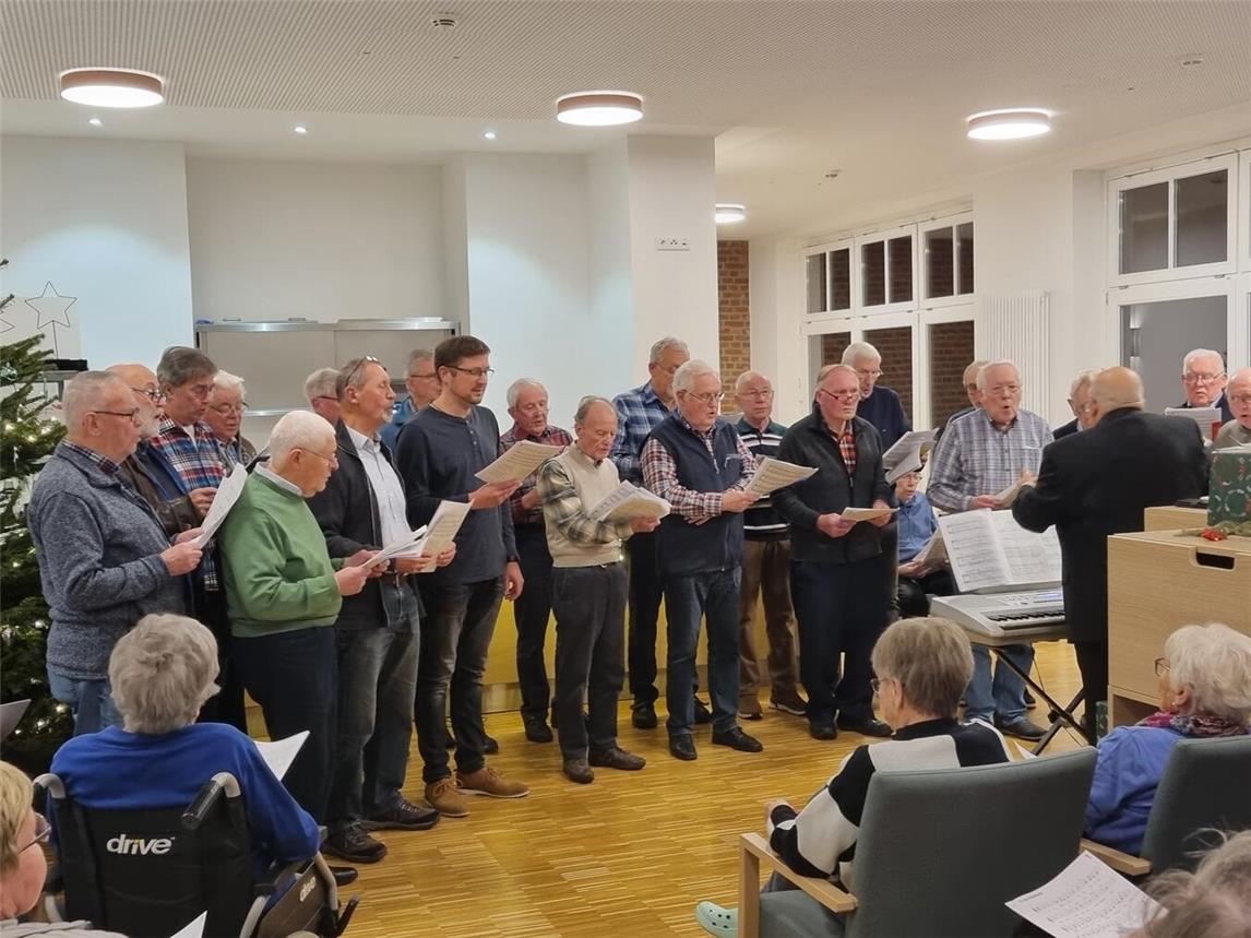 Der Nieukerker Männergesangverein sorgte im Elisabethheim in Nieukerk für weihnachtliche Stimmung. Foto: privat