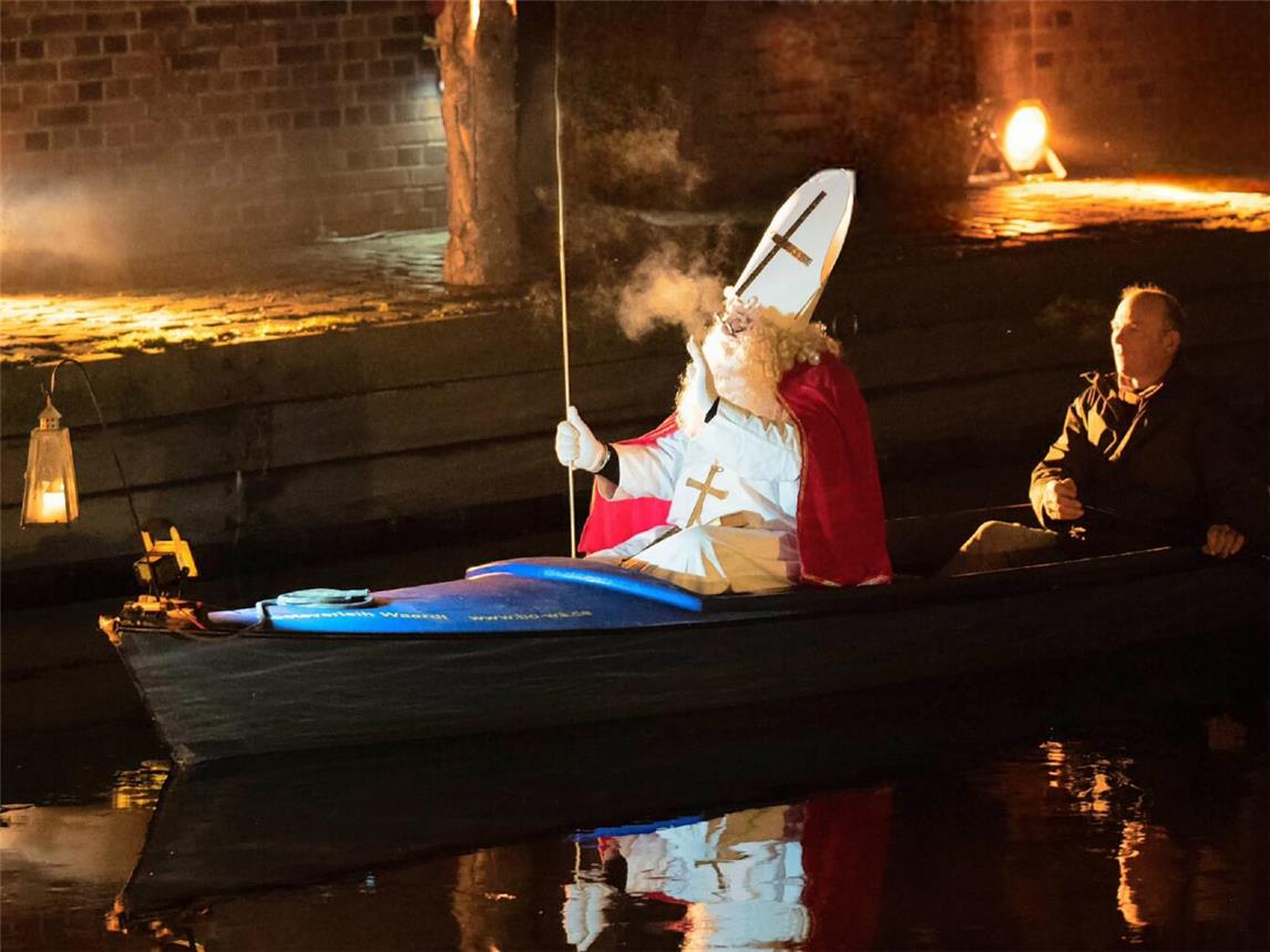 Der Nikolaus erreicht am ersten Adventswochenende die Niersuferpromenade am Friedensplatz in Wachtendonk.Foto: Gemeinde Wachtendonk