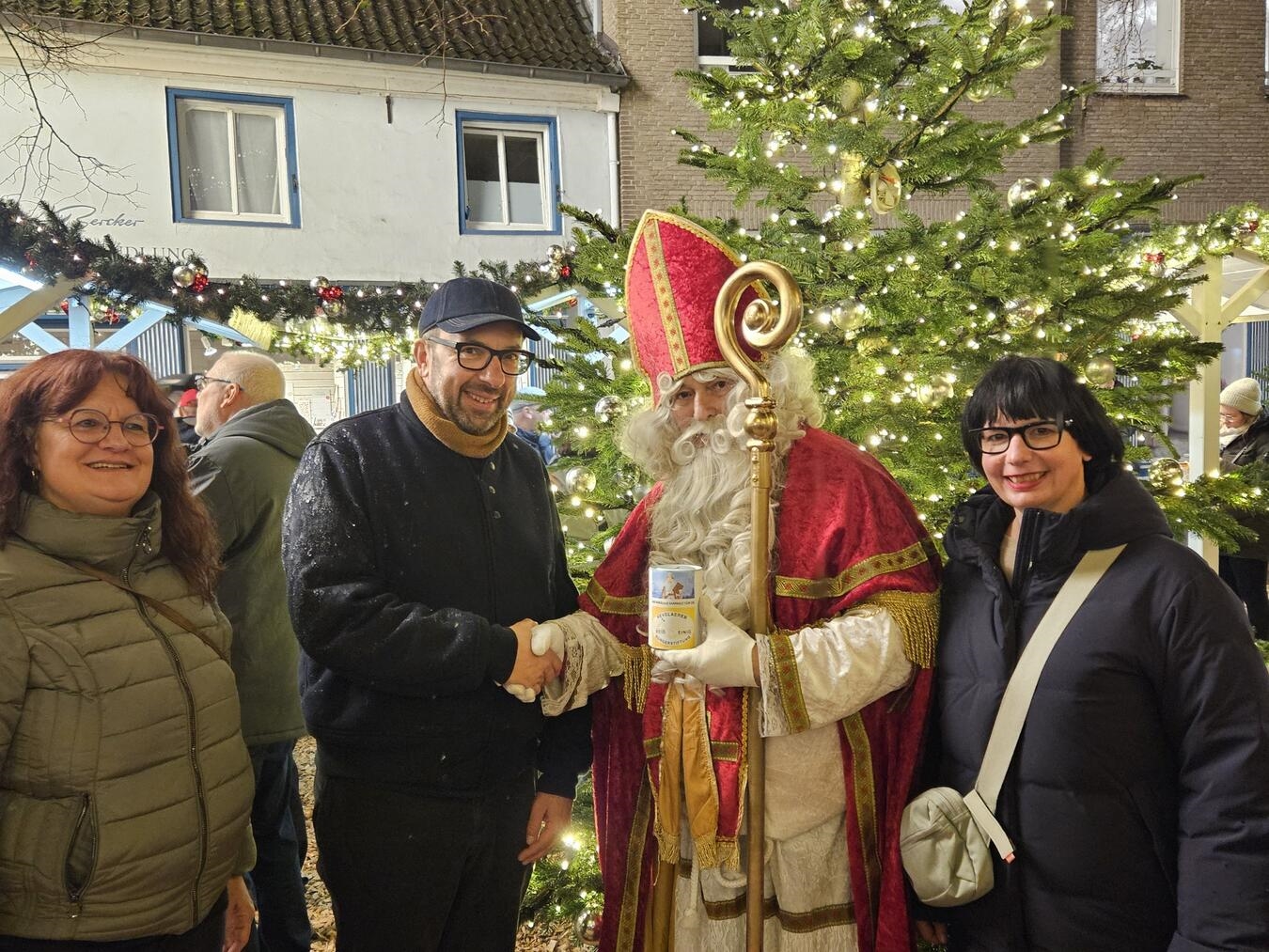 Der Nikolaus Gerd Ettwig umrahmt von Gabi und Stefan Jansen von der Bürgerstiftung und Nikolaus-Assistentin Tanja Buchholz.Foto: privat