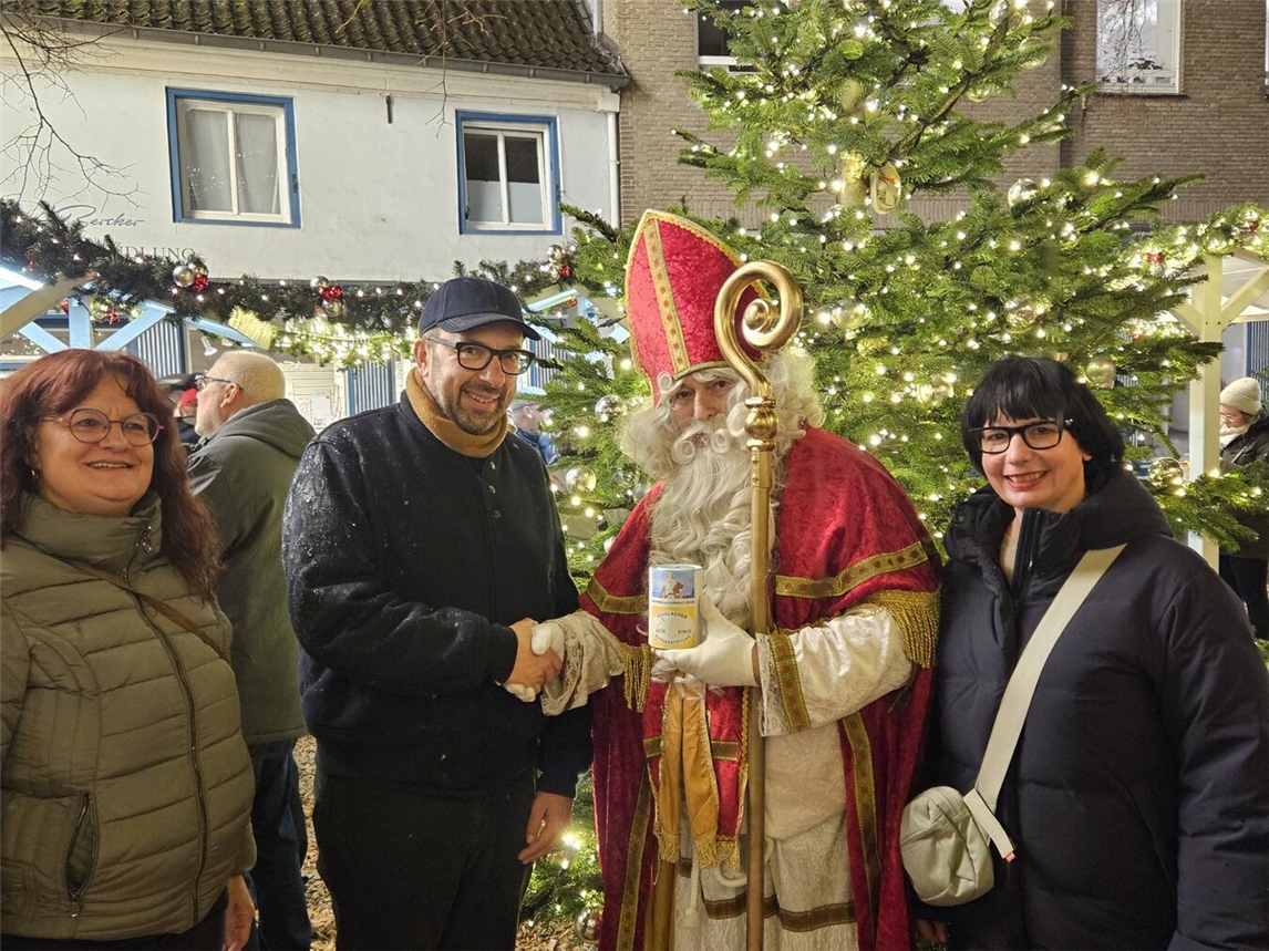 Der Nikolaus Gerd Ettwig umrahmt von Gabi und Stefan Jansen von der Bürgerstiftung und Nikolaus-Assistentin Tanja Buchholz.Foto: privat