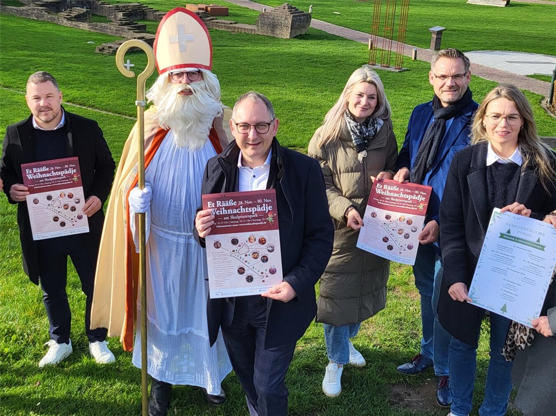 Der Nikolaus kommt, nach dem Pressetermin, auch zum Reeser Weihnachtsmarkt und bringt Präsente für die Kinder mit. NN-Foto: MB