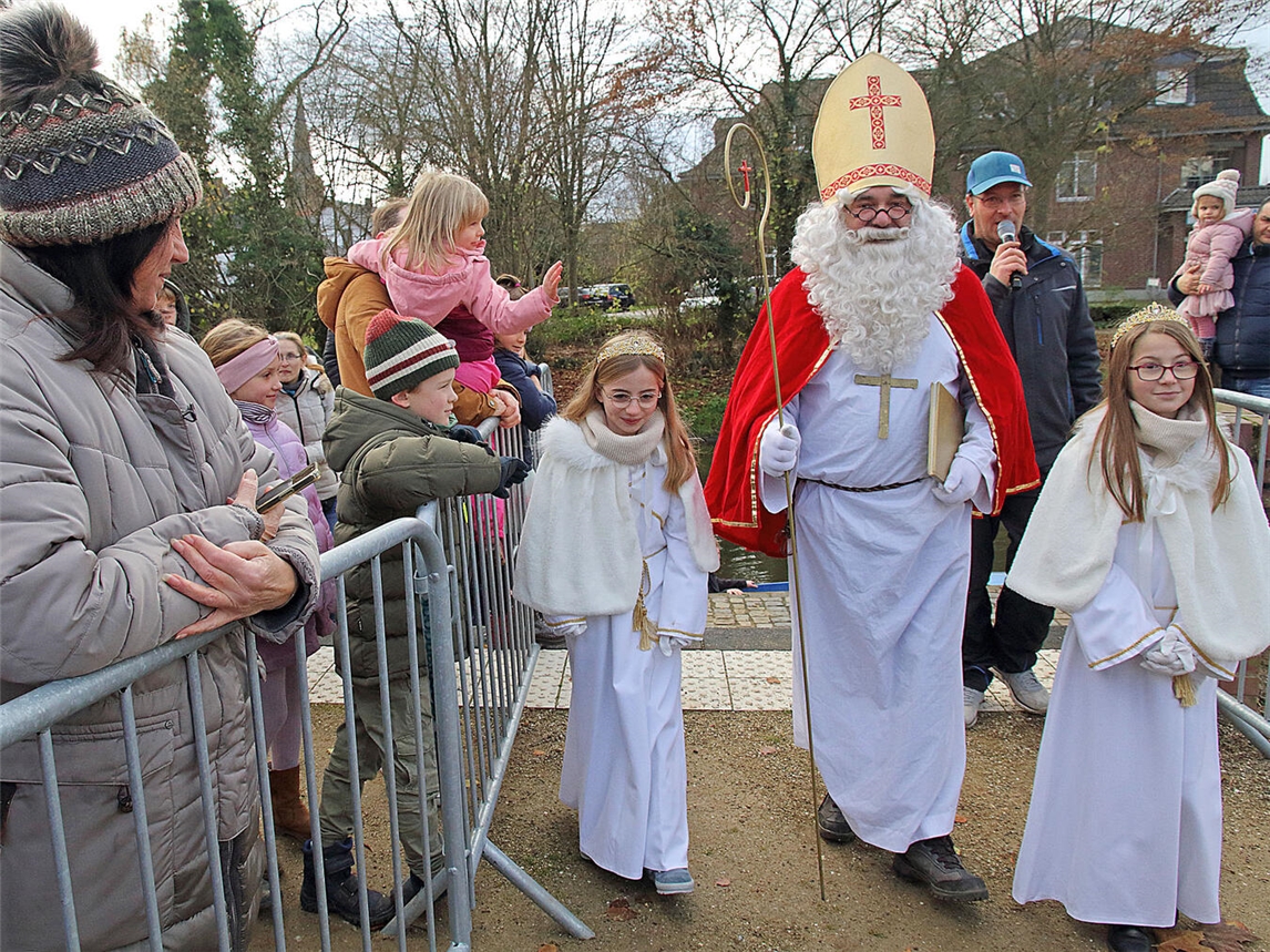 Der Nikolaus mit seinen beiden Engeln. NN-Fotos: Theo Leie