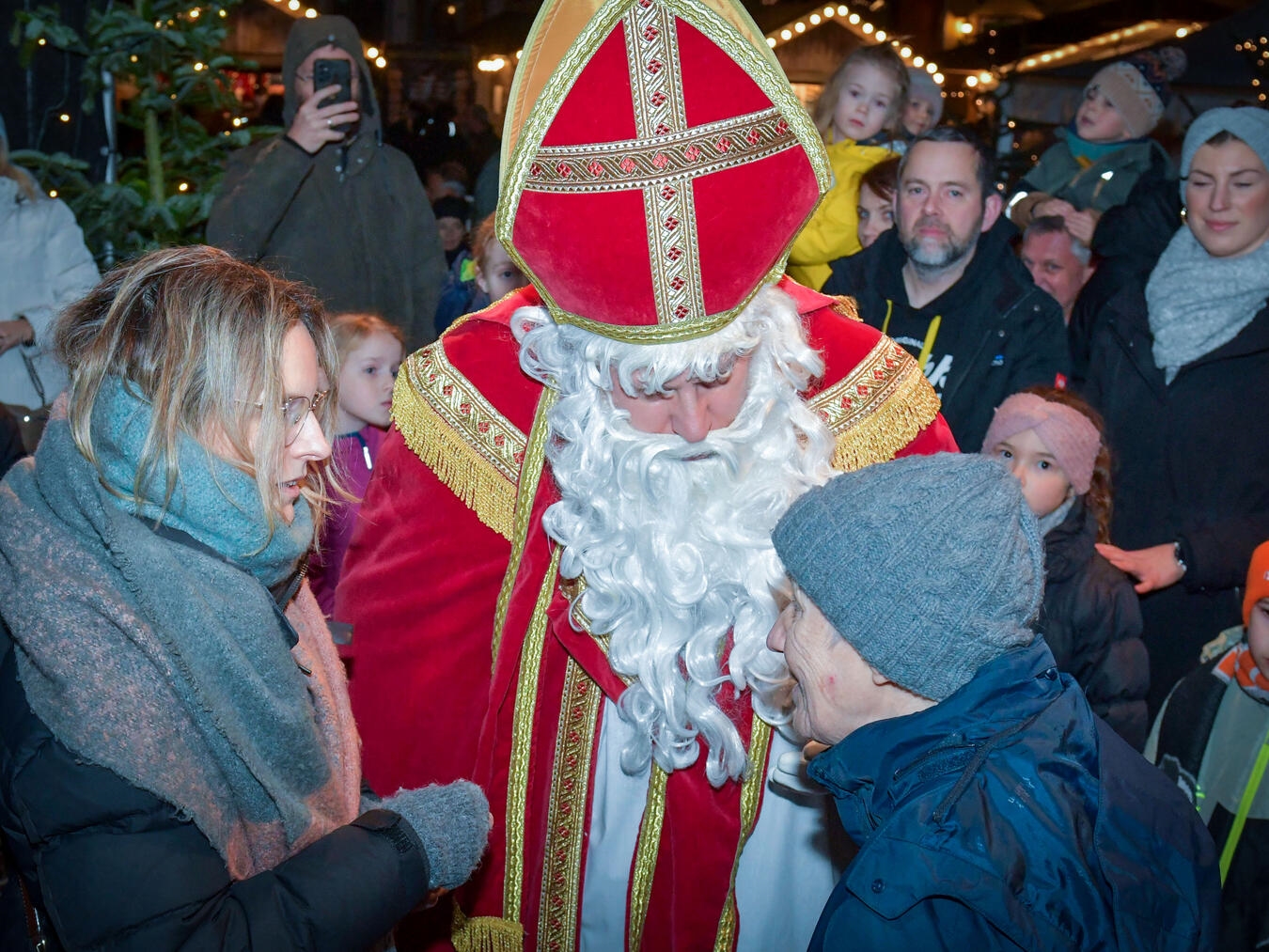 Der Nikolaus nahm sich am Samstag auch Zeit für Gespräche. NN-Foto: Gerhard Seybert