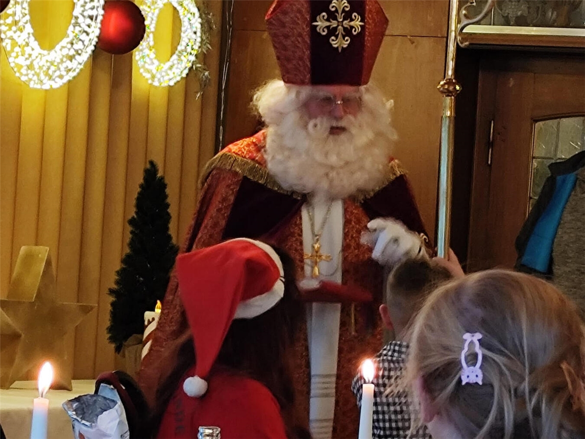Der Nikolaus verteilte bunt gefüllte Tüten an die jüngsten Gäste. Foto: Heimatfreunde Materborn
