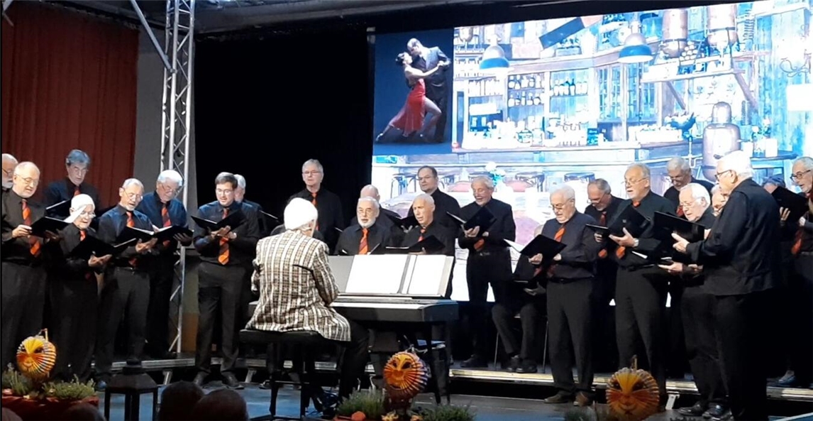 Der NMGV mit seinem Dirigenten Juri Dadiani. Foto: privat