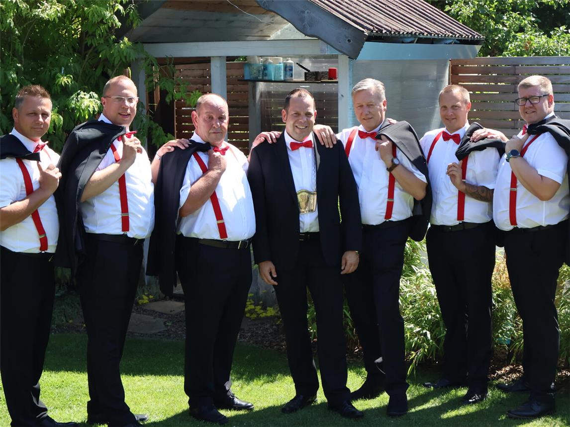 Der noch amtierende König Dominik Greef (m.) mit seinen starken Thron-Herren. Fotos (2): privat