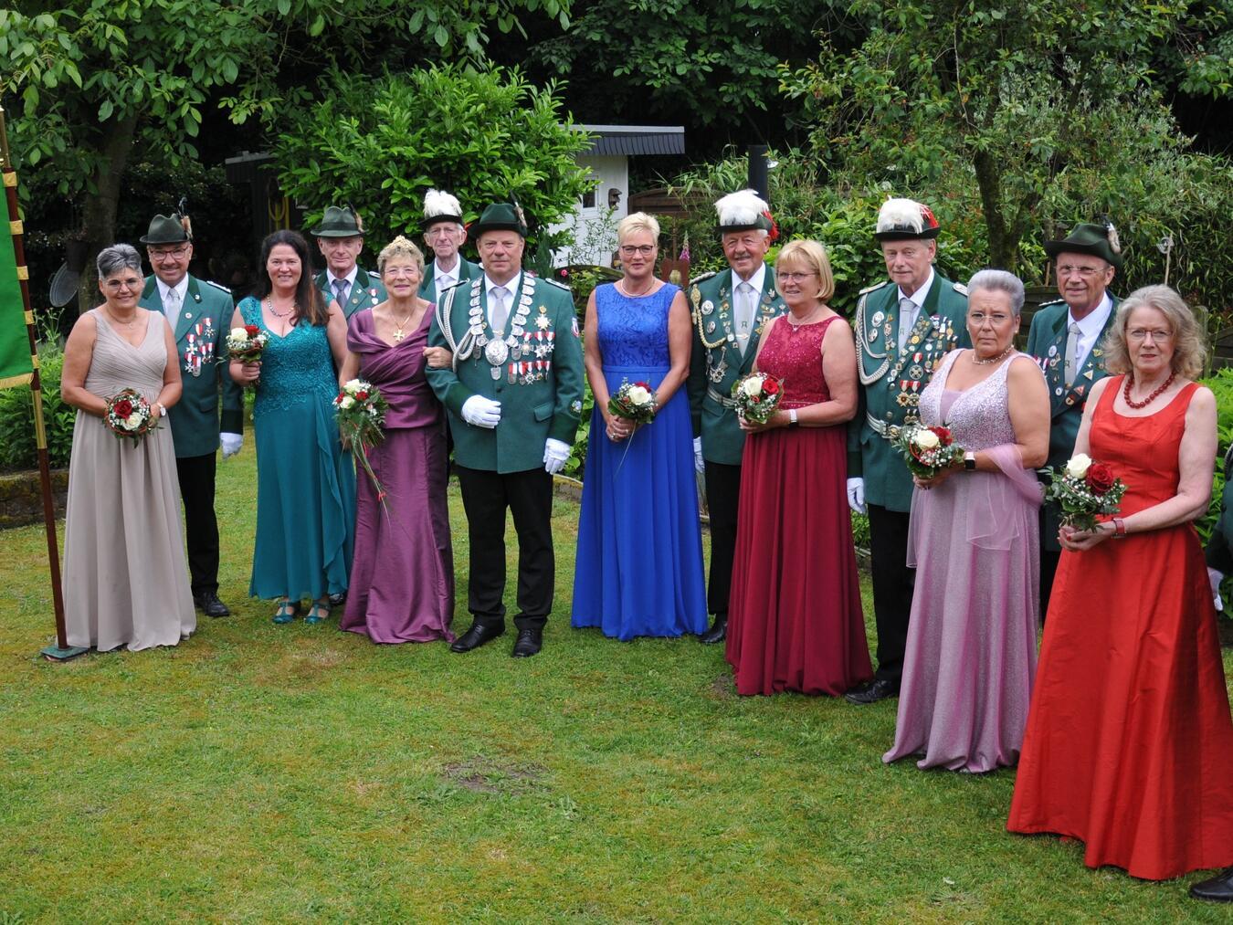 Bürgerschützen Rees freuen sich auf das Festwochenende Der noch amtierende Thron der Bürgerschützen Rees mit König Reimund Driessen und Königin Ulrike Terstegen. Foto: privat