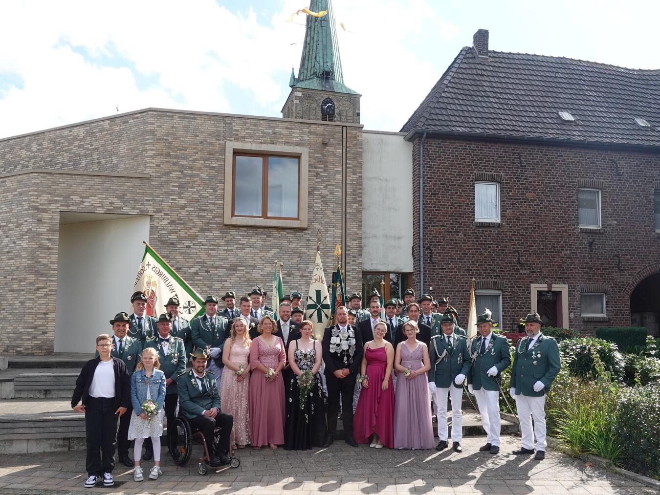 "Thron der Schützenbruderschaft Menzelen-Ost bei Feier, St. Michael 1683 - St. Walburgis 1912, Gruppenbild"