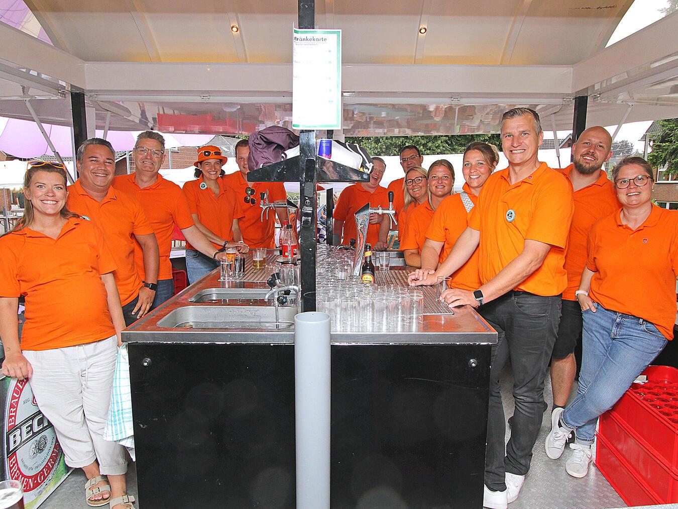 Der noch amtierende Thron rund um das Königspaar Ramona und Peter Terlinden übernahm den Getränkestand. NN-Fotos: Theo Leie.