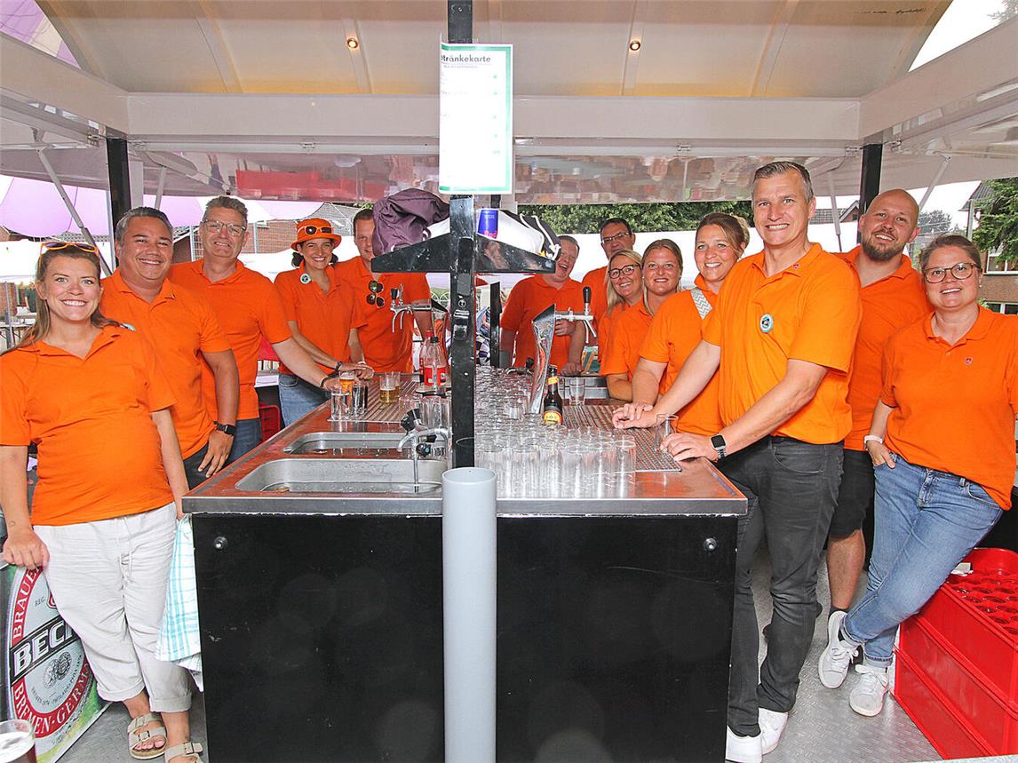 Der noch amtierende Thron rund um das Königspaar Ramona und Peter Terlinden übernahm den Getränkestand. NN-Fotos: Theo Leie.