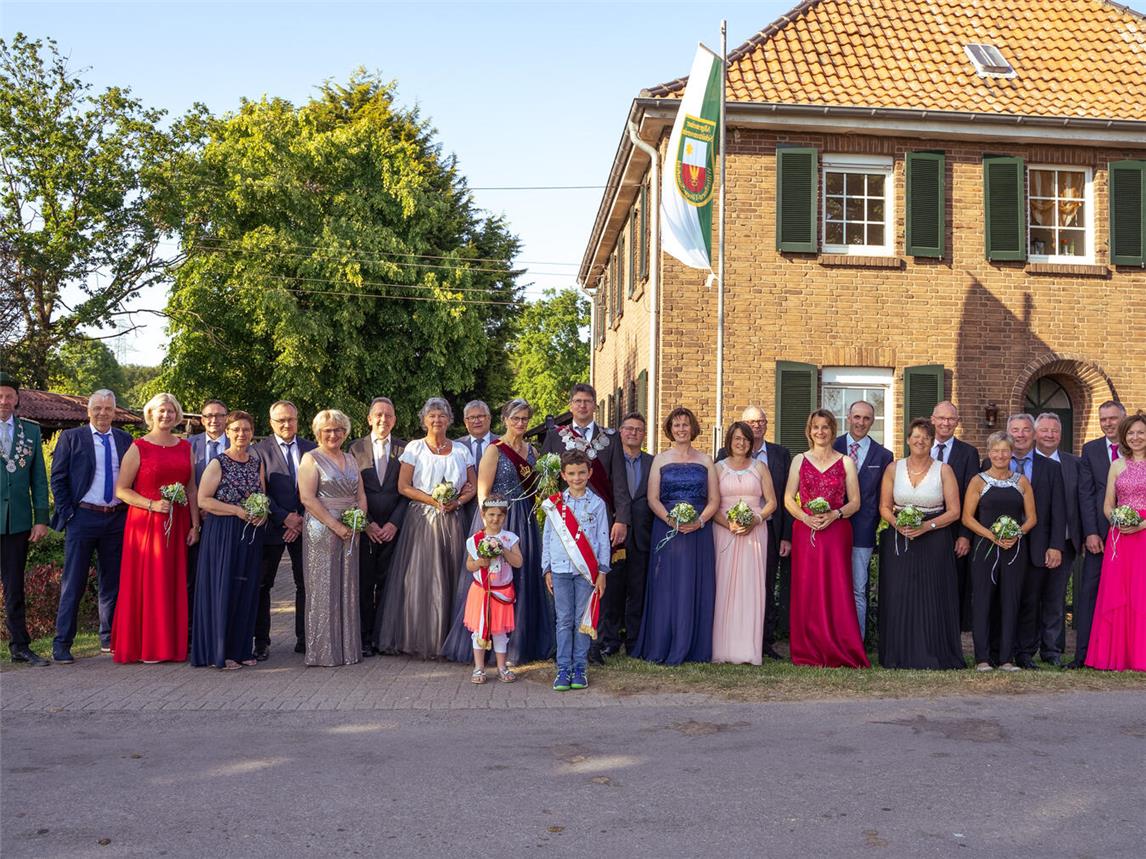 Der noch amtierende Thron um das Königspaar 2023, König Ludger Verbücheln und seine Königin Anja Lodder. Foto: privat