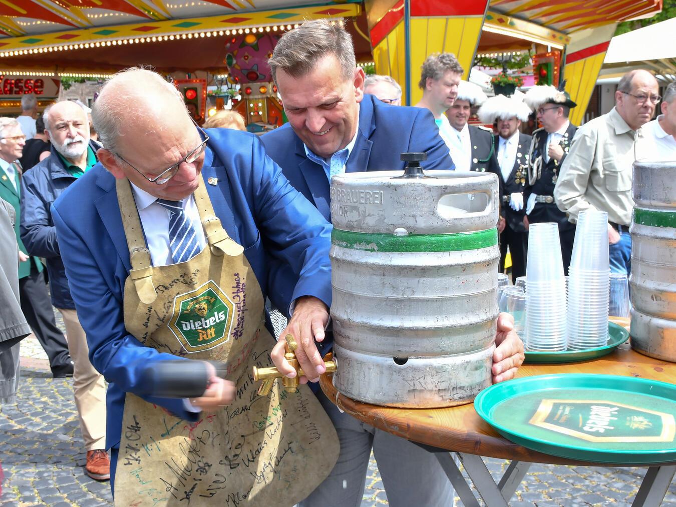 Der obligatorische Fassanstich darf zur Kirmeseröffnung nicht fehlen. Hier im Bild Bürgermeister Ulrich Knickrehm (l.) und Dirk Janßen, Chef des Schaustellerverbandes Kleve-Geldern. NN-Foto: Archiv/Gerhard Seybert