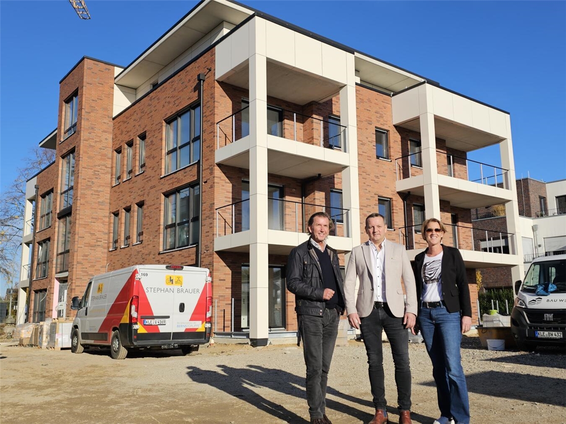 Der öffentlich geförderte Wohnungsbau am Kreisverkehr auf der Straße Hüls nähert sich der Vollendung. Einblicke in den aktuellen Stand gaben (v.l.): Jochen Koenen (Zevens Grundbesitz), Jochen Geurts (Bauwerk) und Marion Wender (Zevens Grundbesitz). NN-Fotos: Thomas Langer