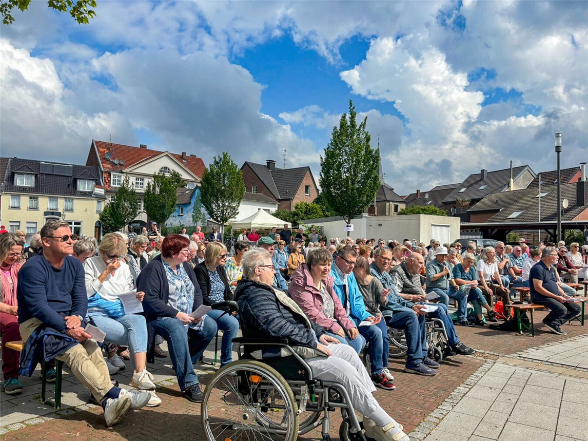Ökumenischer Gottesdienst auf dem Platz An de Pomp, Issum, organisiert von der Ev. Kirchengemeinde, im Stadtzentrum.