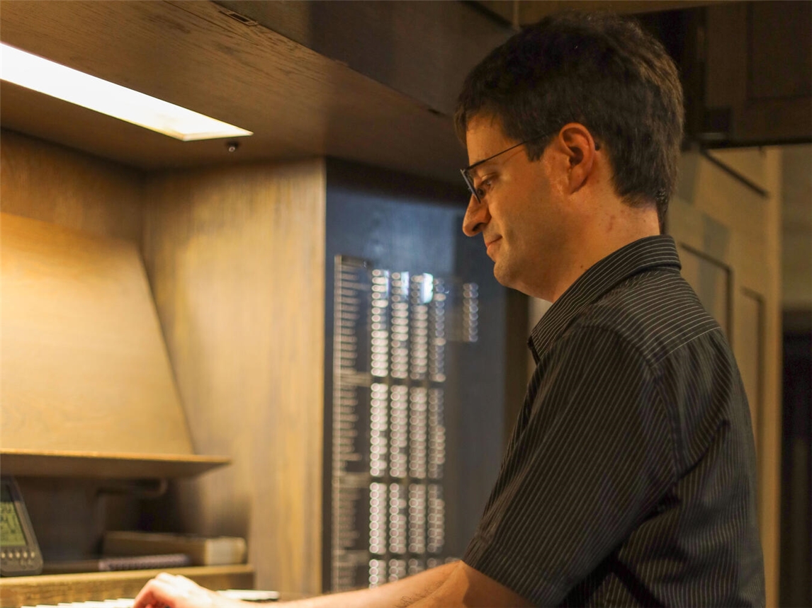 Der Organist Gabriel Moll bestreitet die nächste "Geistliche Abendmusik" in St. Nicolai. Foto: Dominique Weidig