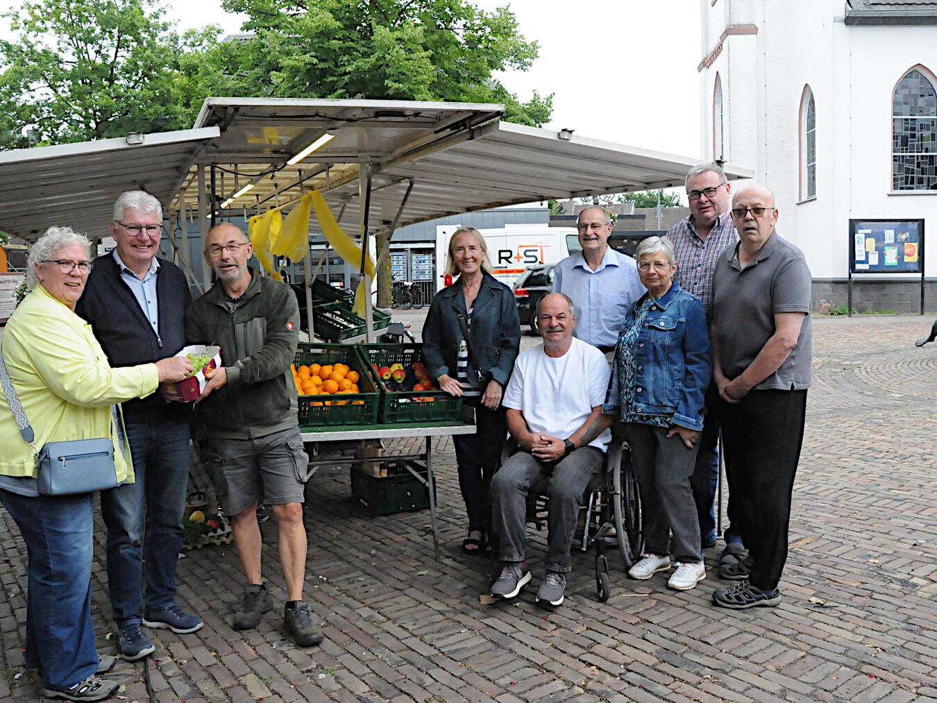 Der Ortsverband Uedem und Marktbeschicker René Angenendt (3. v.l.) wollen sich am 14. August gemeinsam auf dem Marktplatz präsentieren (v. l.): Ulrike Dammers, OV-Vorsitzender Karl-Heinz Hermsen, Meggie Meyer, Reinhard Domke, Rolf Grootens, Liselotte Sauer, Stephan Geier und Horst Sauer. Foto: Franz Geib