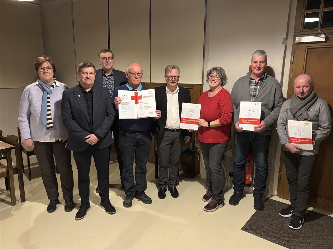 Der Ortsverein des Deutschen Rotes Kreuzes in Weeze und der stellvertretende Bürgermeister Sven Langenberg überreichen die Ehrennadeln und Urkunden an Spender, die mit ihren Spenden Leben retten Foto: Gemeinde Weeze
