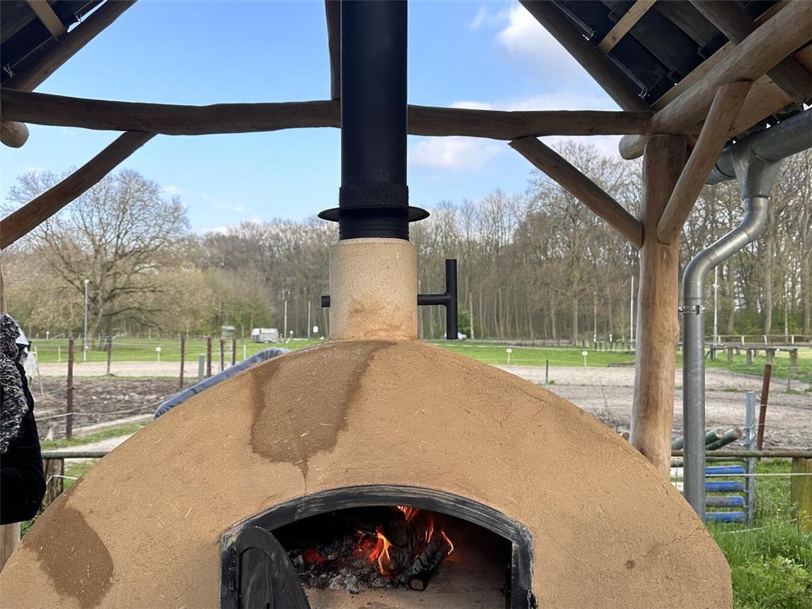 Der Outdoorofen in Catharinas Kulturgarten am Ensemble Schlösschen Borghees. Foto: TIK Emmerich