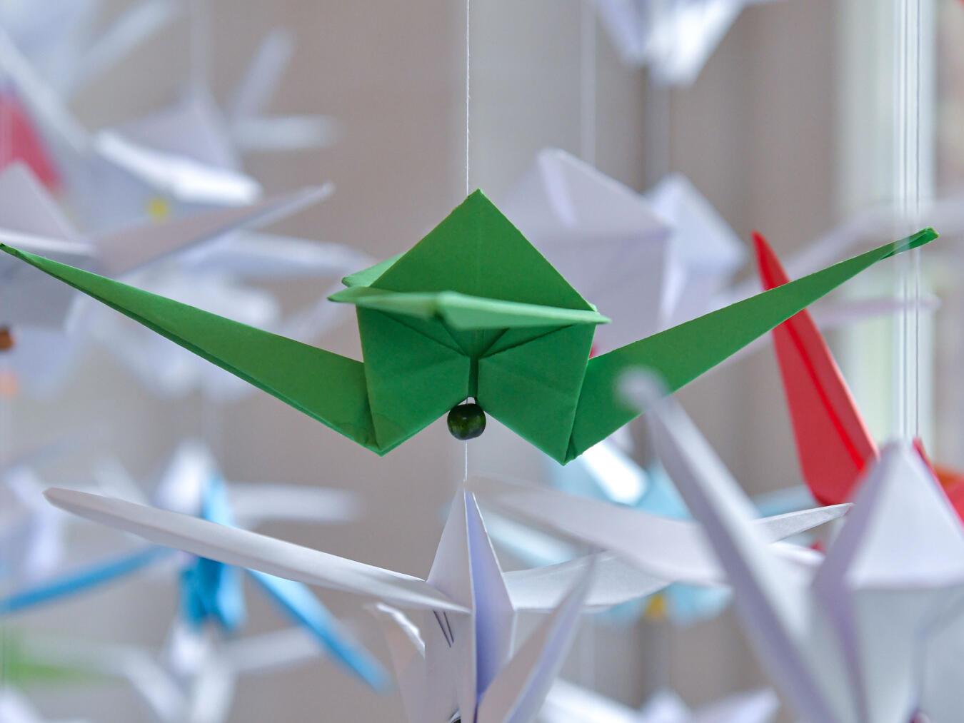 Kunst und gemütliche Lagerfeuer-Atmosphäre Der Papier-Kranich: ein Symbol für den Frieden.