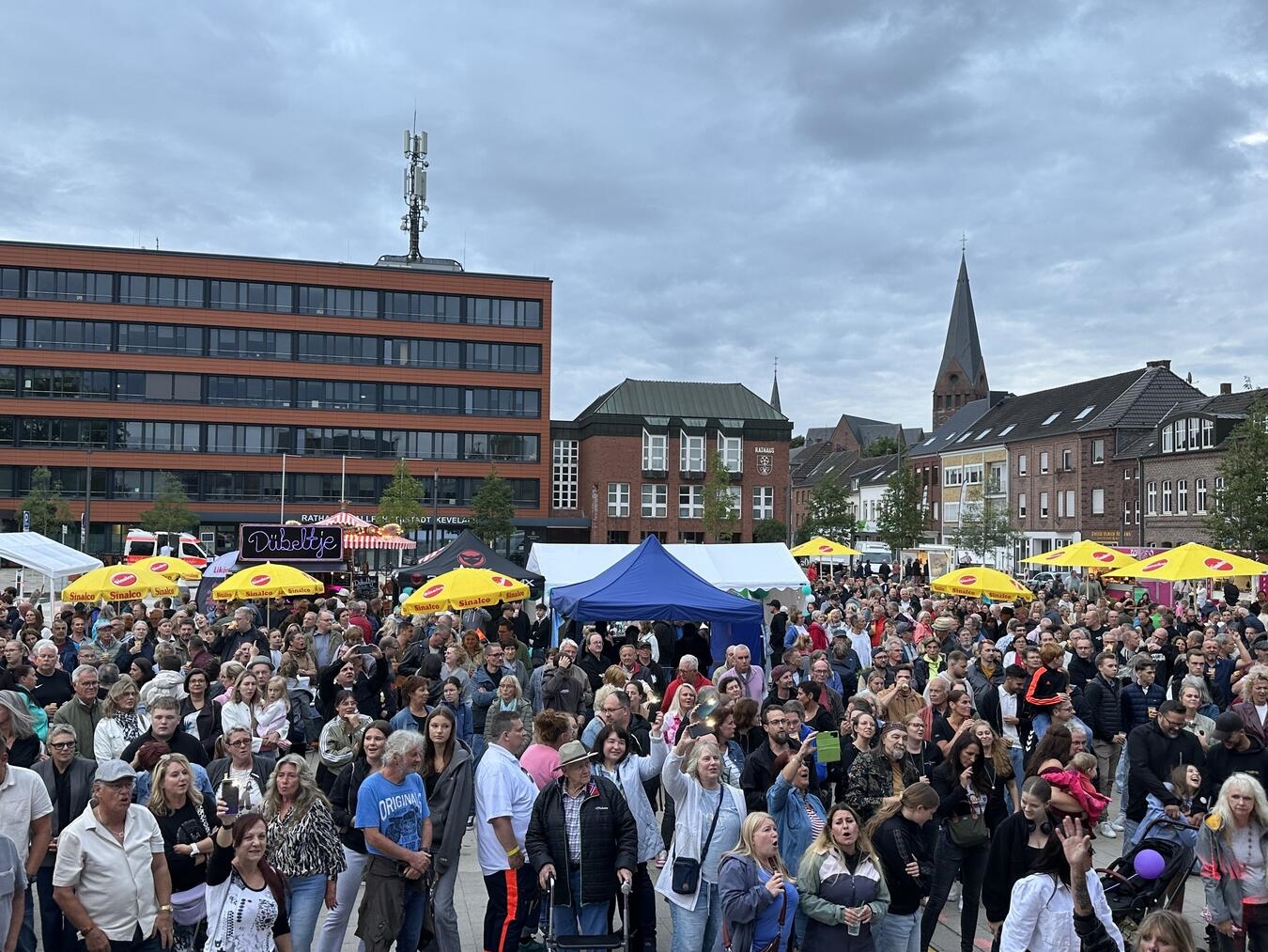 "Peter-Plümpe-Platz Kevelaer Stadtfest, Menschenmenge bei Feierlichkeiten"
