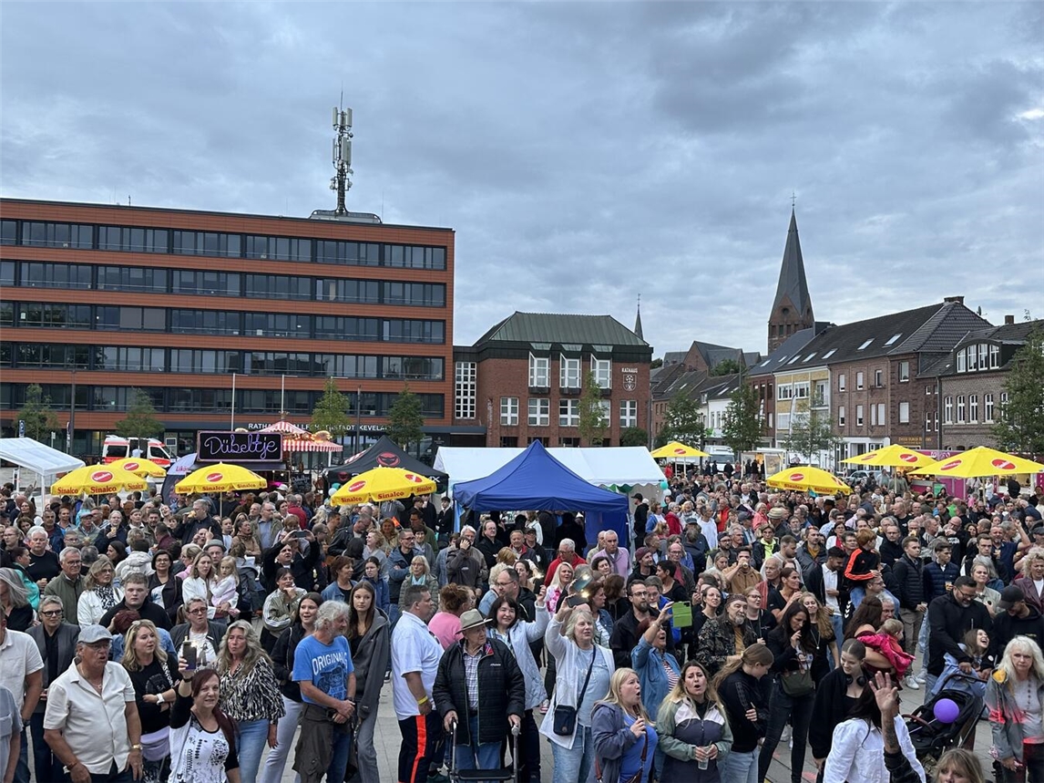 "Peter-Plümpe-Platz Kevelaer Stadtfest, Menschenmenge bei Feierlichkeiten"