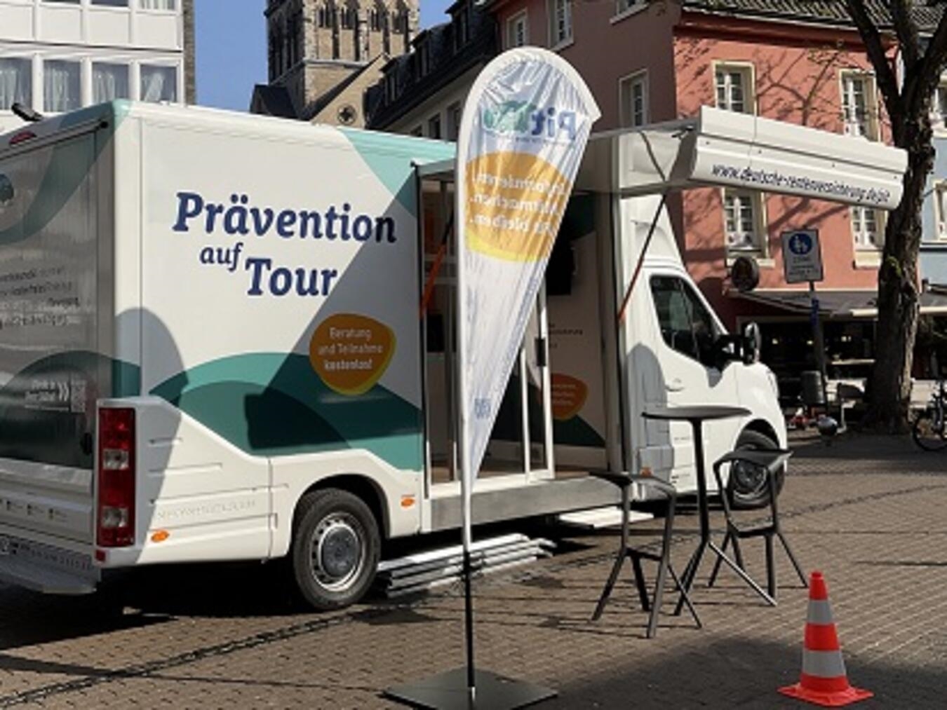 "Präventionsinformationstransporter der Deutschen Rentenversicherung in Straelen, Stadtbesuch für Gesundheitsförderung"