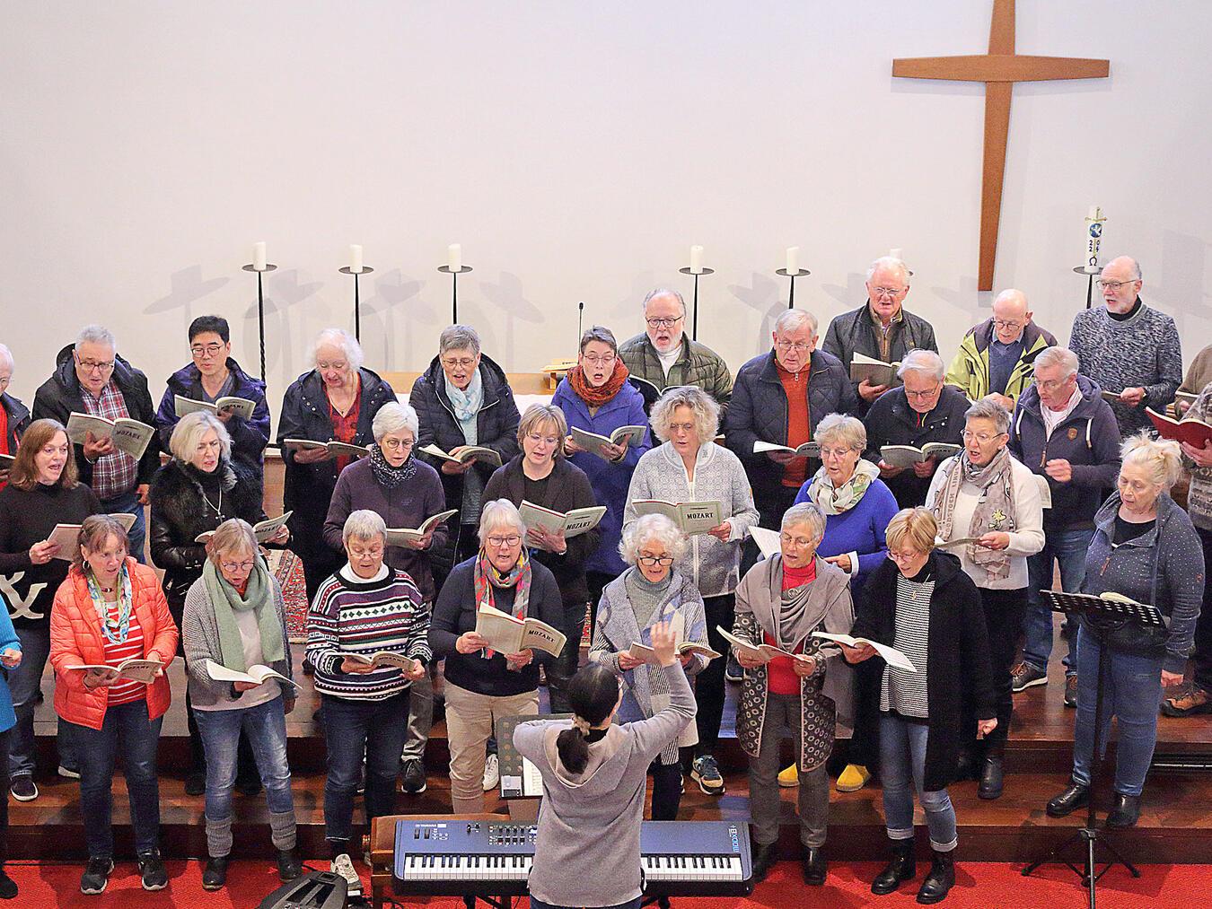 Der Projektchor der Kantorei der evangelischen Kirchengemeinde probt Mozarts Requiem unter Leitung von Kantorin Jeehyun Park. NN-Foto: Theo Leie