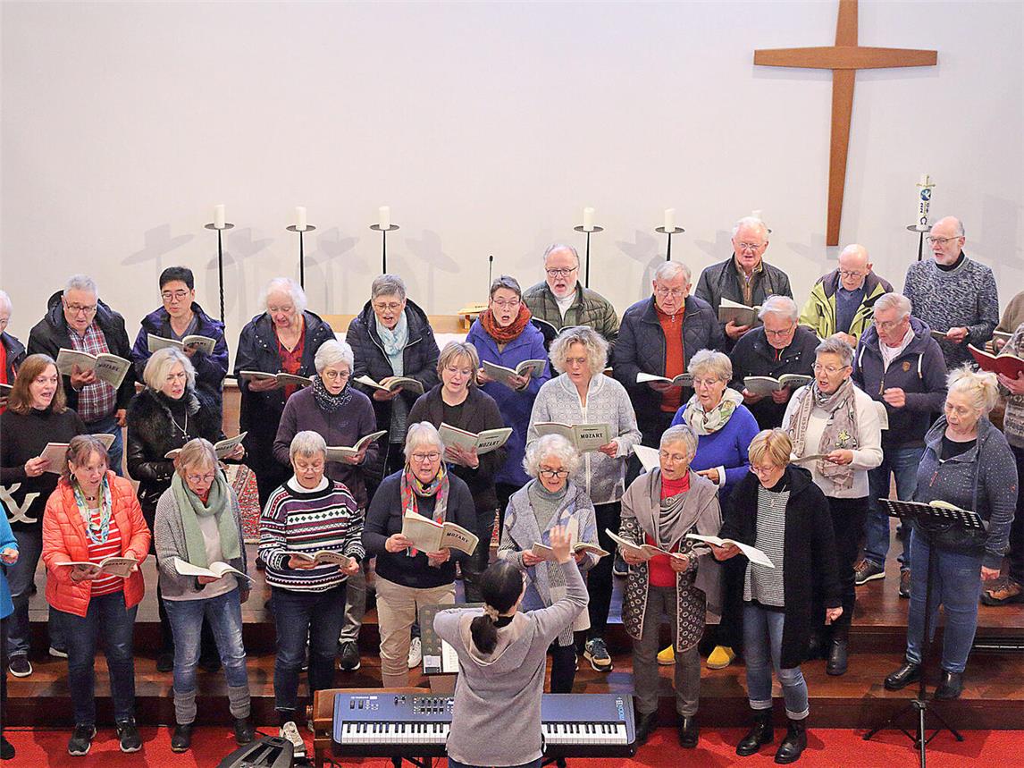 Der Projektchor der Kantorei der evangelischen Kirchengemeinde probt Mozarts Requiem unter Leitung von Kantorin Jeehyun Park. NN-Foto: Theo Leie