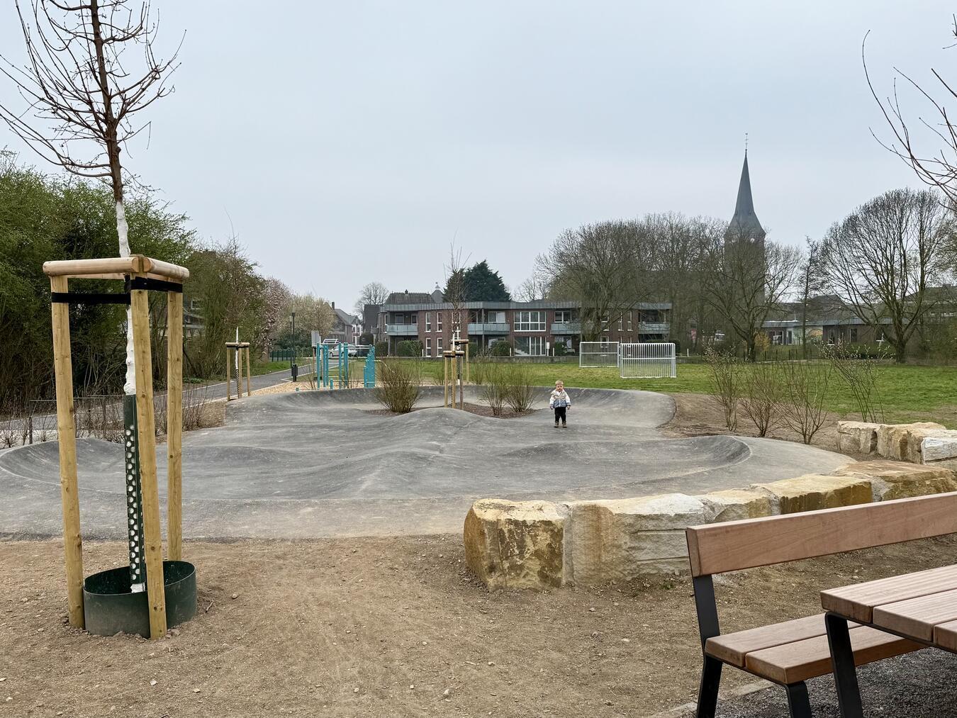 Alpen: Ein Spielplatz für alle Generationen am Marienstift Der „Pumptrack“, auf dem auch kleine Besucher eine Menge Spaß haben. NN-Foto: SP
