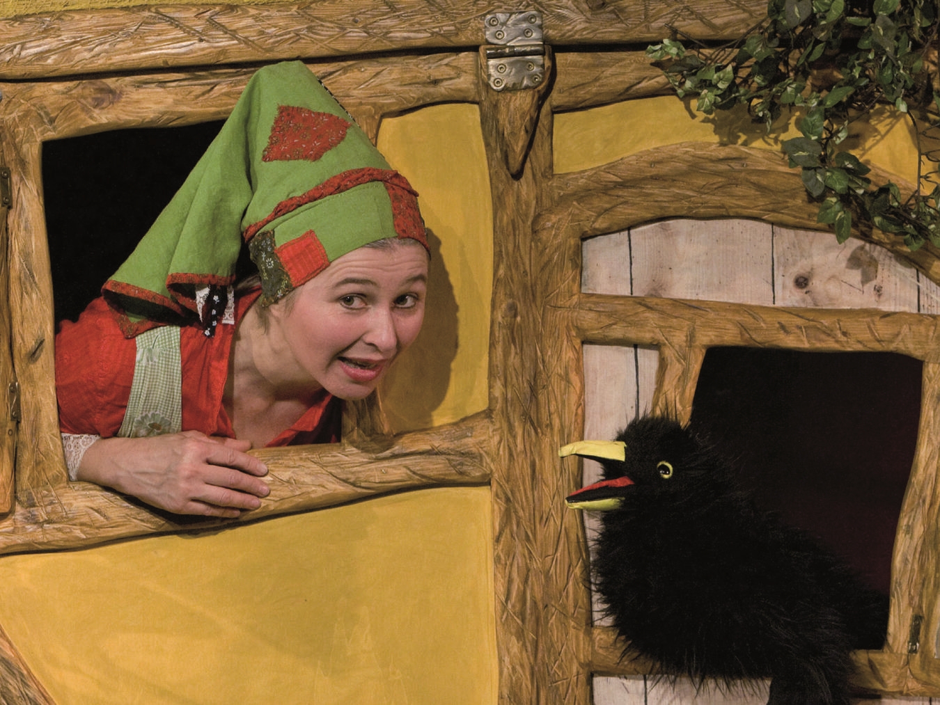 Zauberstab für die Armen und gegen Grobiane Der Rabe Abraxas ist natürlich auch dabei beim Kindertheater „Die kleine Hexe“ im Reeser Bürgerhaus dabei. Foto: Michael Reuland