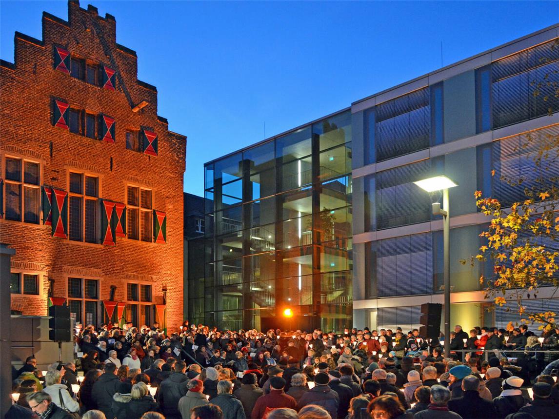Der Rathaus-Innenhof ist beim Singen in ein Lichtermeer getaucht. Foto: Hans-Joachim Koepp