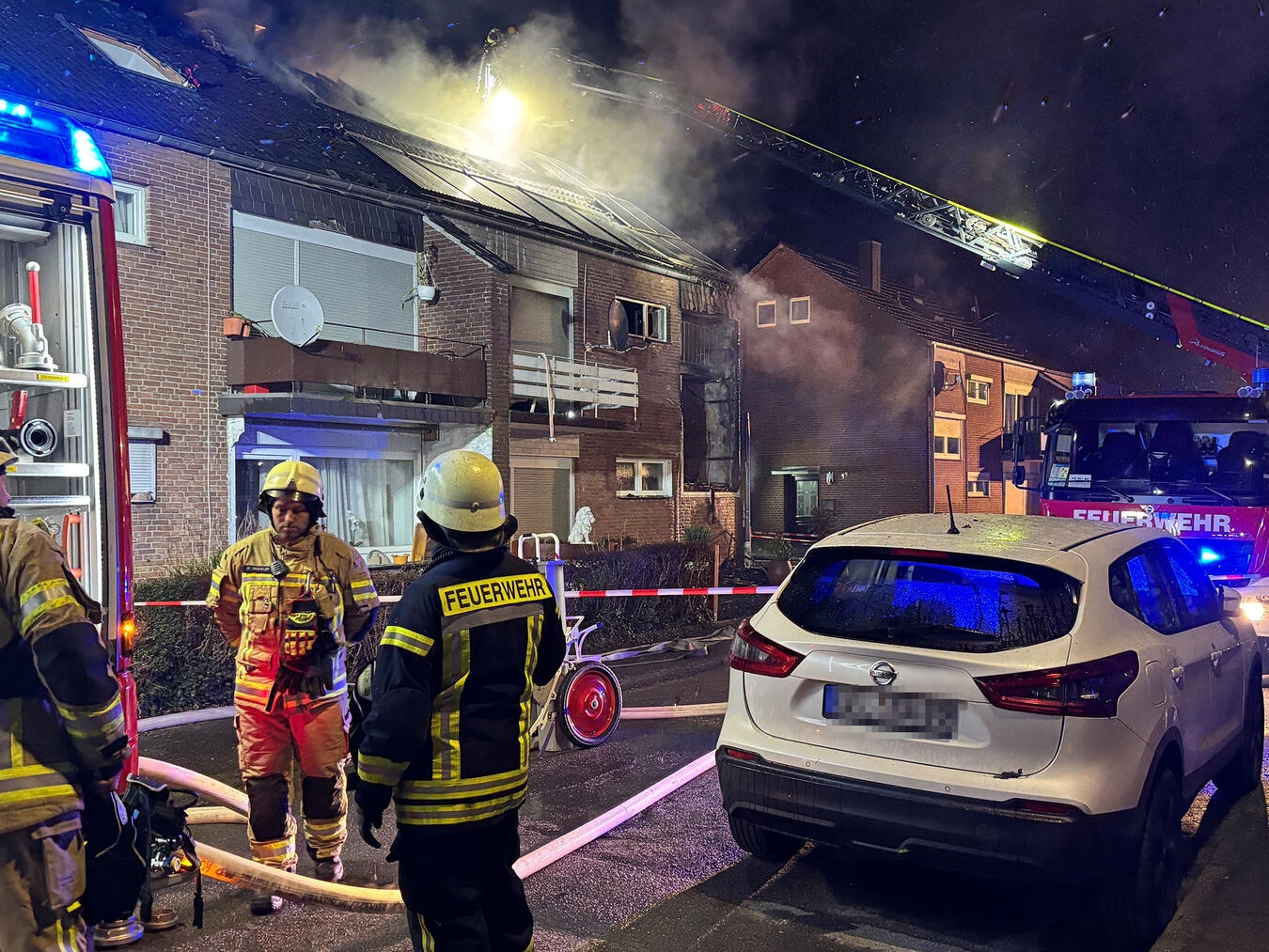 Der rechte Gebäudeteil des Wohnhauses ist durch den Brand akut einsturzgefährdet. Auch der linke Gebäudeteil ist derzeit nicht bewohnbar. Fotos: Torsten Matenaers