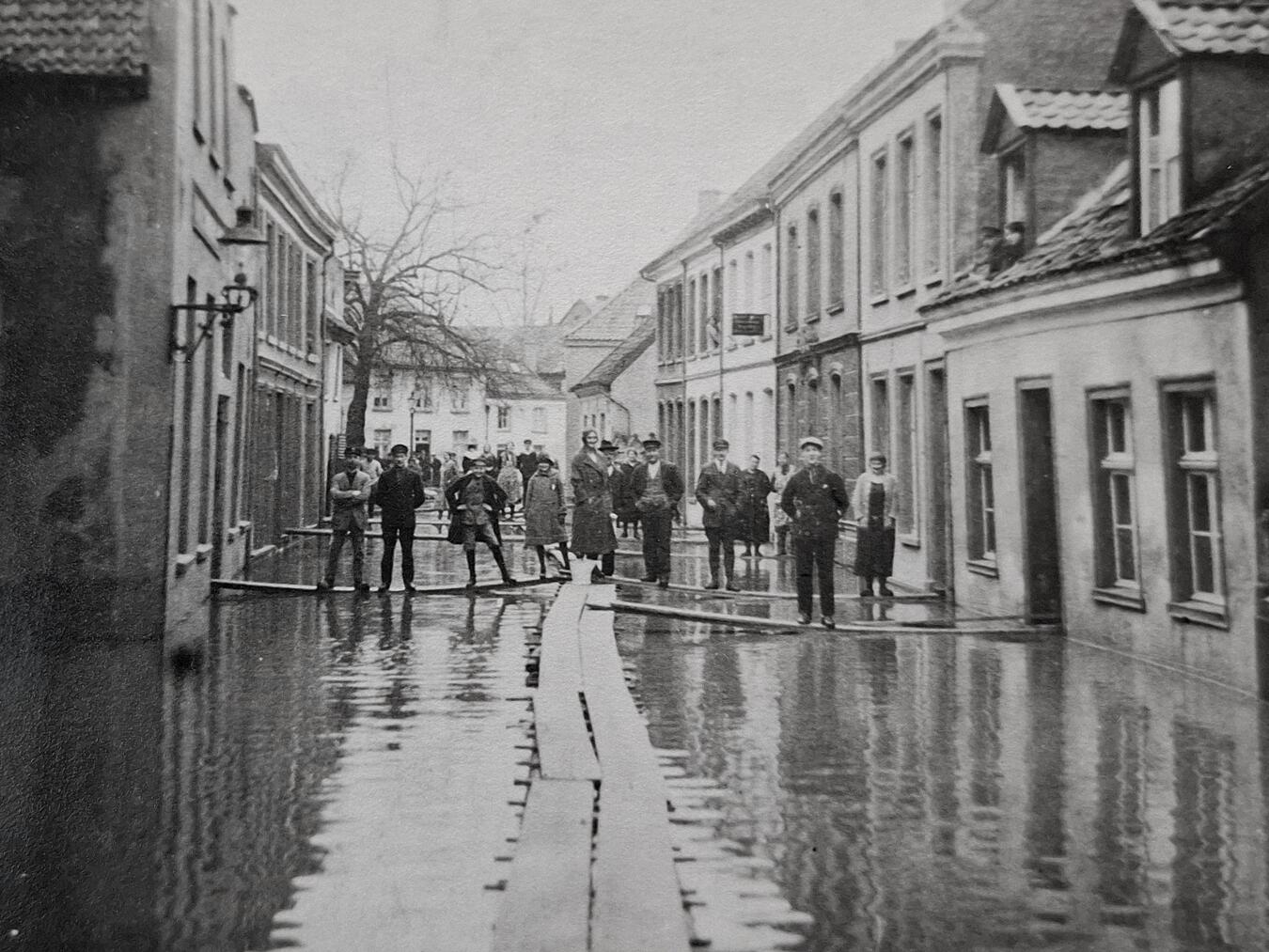 Der Reeser Fotograf Joseph Knippenberg dokumentiert 1926 das Jahrhunderthochwasser in seiner Heimatstadt mit beeindruckenden Bildern. Foto: Stadtarchiv Rees