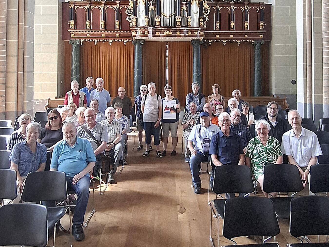 Der Reeser Geschichtsverein beim Besuch der St.-Walburgis-Kirche im niederländischen Zutphen. Foto: Ressa