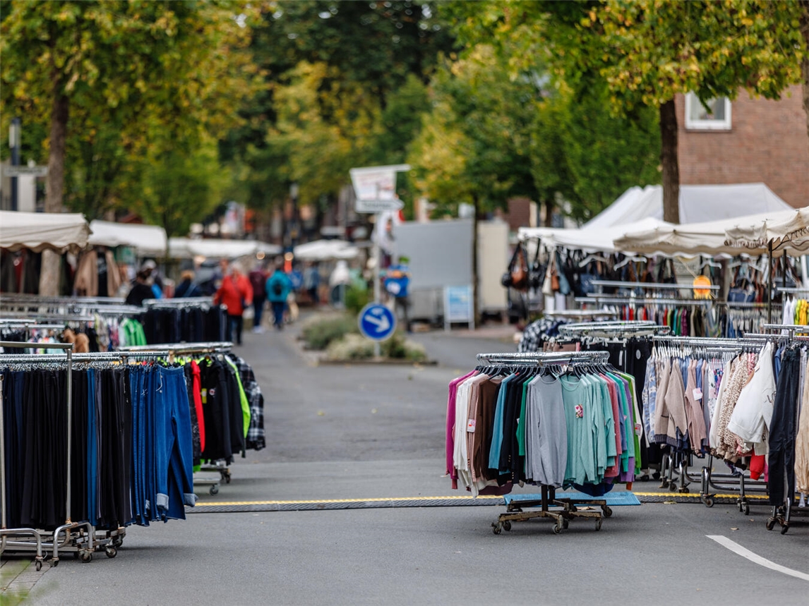 Der Reeser Krammarkt findet ab 2026 im Rahmen des Rheinfestes statt. Foto: Stadt Rees/Axel Breuer Plan B Fotografie