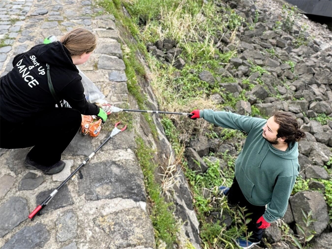 "Reeser Rheinabschnitt, gesäubert durch RhineCleanUp-Freiwillige, Umweltschutzaktion am Flussufer, Stadt Rees"