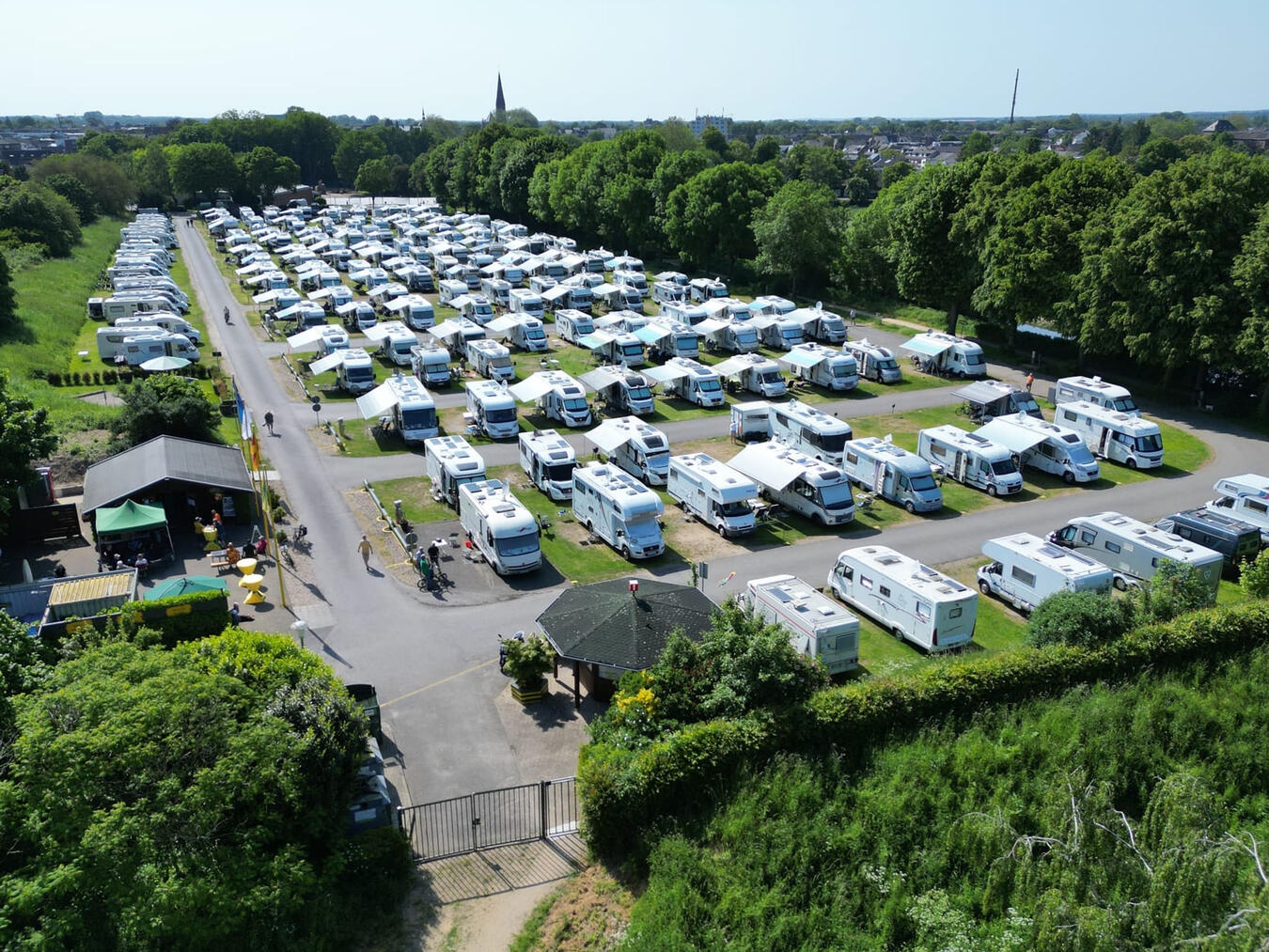 "Reisemobilstellplatz Friedensplatz mit Wohnmobilen bei der Reisemobilwallfahrt, Foto von Torsten Matenaers"